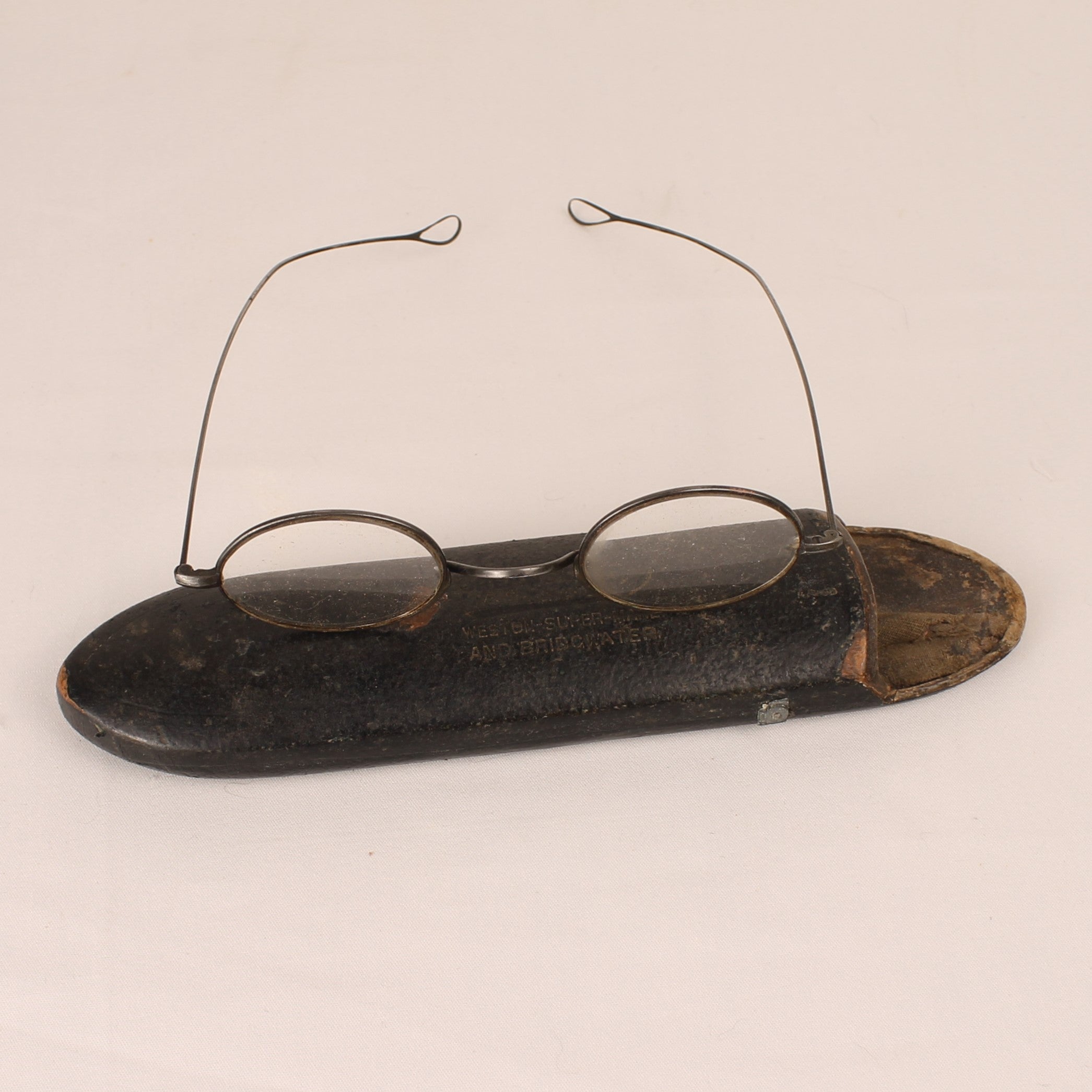 Pince-Nez Bril met Originele Leren Koker –  F. Sing & Co Engeland ca. 1900