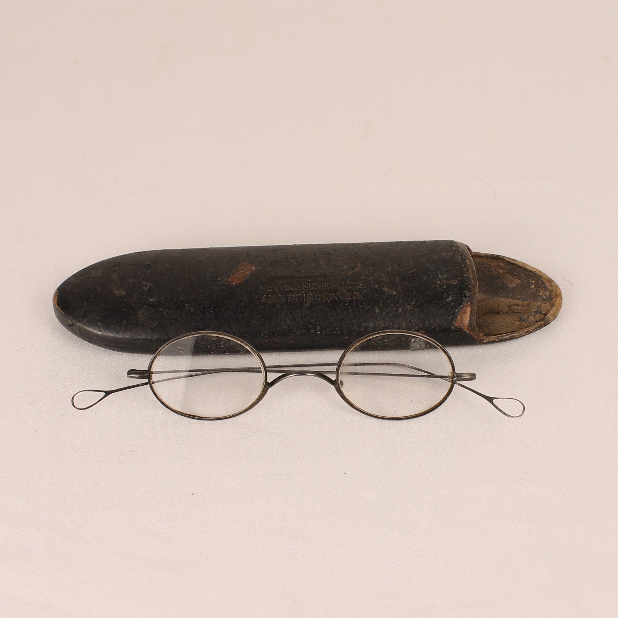 Pince-Nez Bril met Originele Leren Koker –  F. Sing & Co Engeland ca. 1900