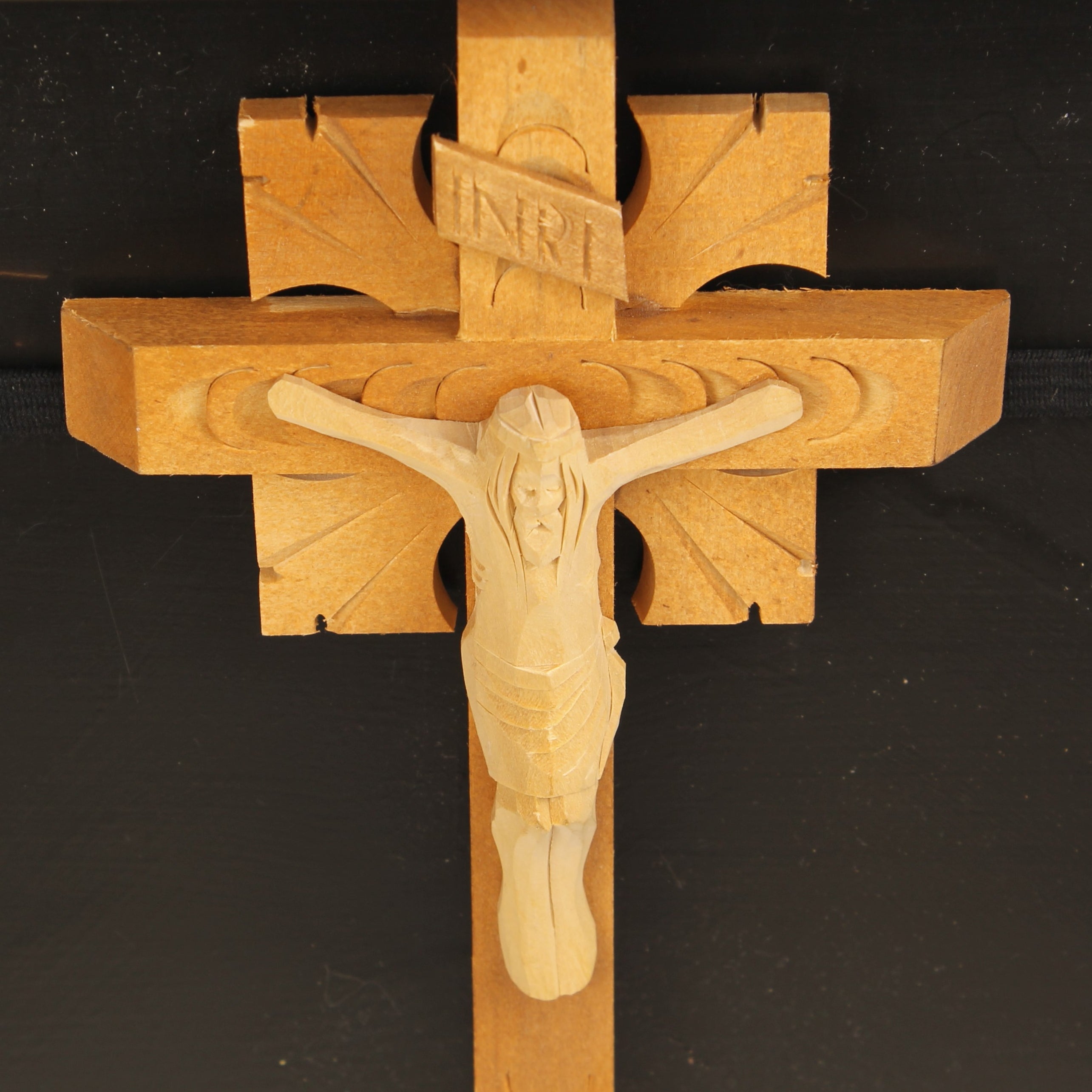 Houten Wandkruis met Handgesneden Corpus - ca. 1970