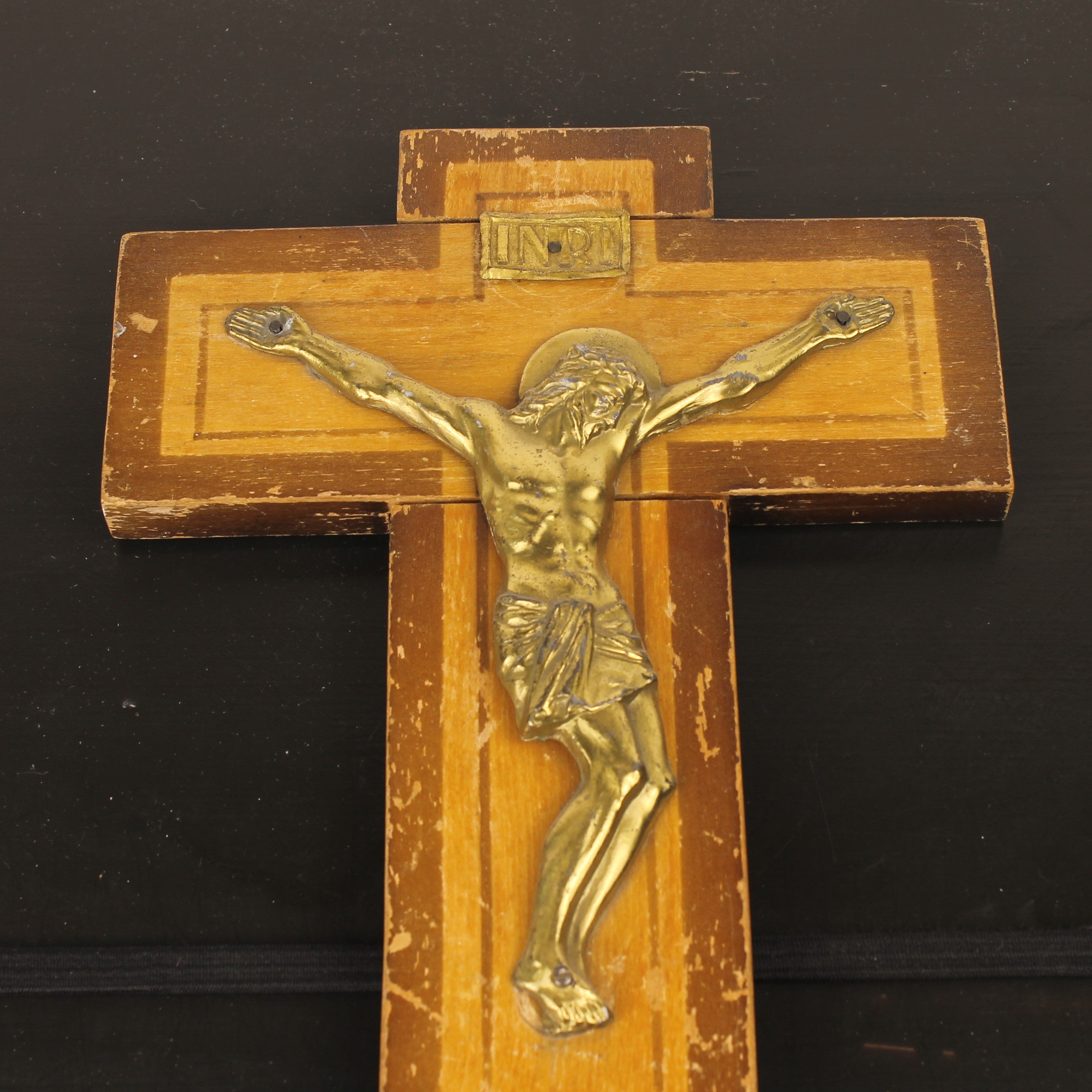 Houten Crucifix met Messingkleurig Corpus – ca. 1930–1955