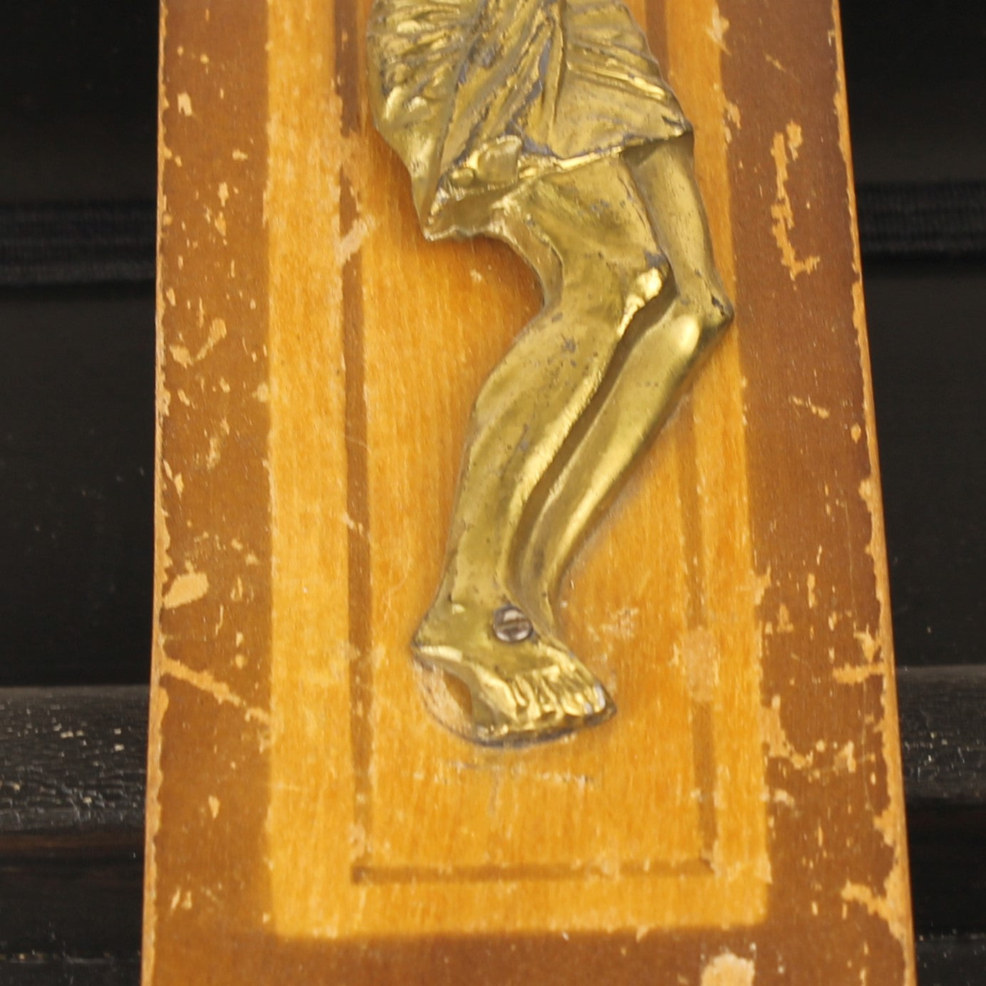 Houten Crucifix met Messingkleurig Corpus – ca. 1930–1955