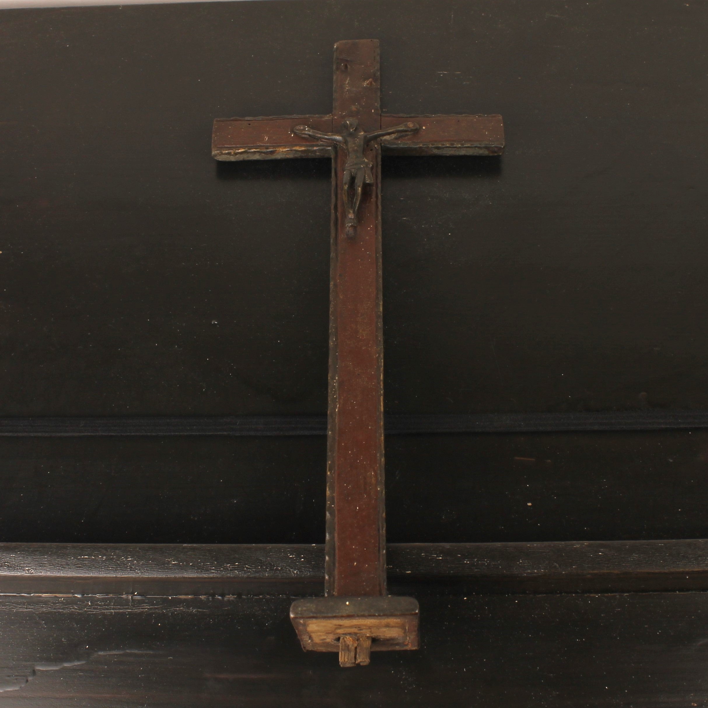 Houten Crucifix met Donker Metalen Corpus – ca. 1880–1920 – 34 cm