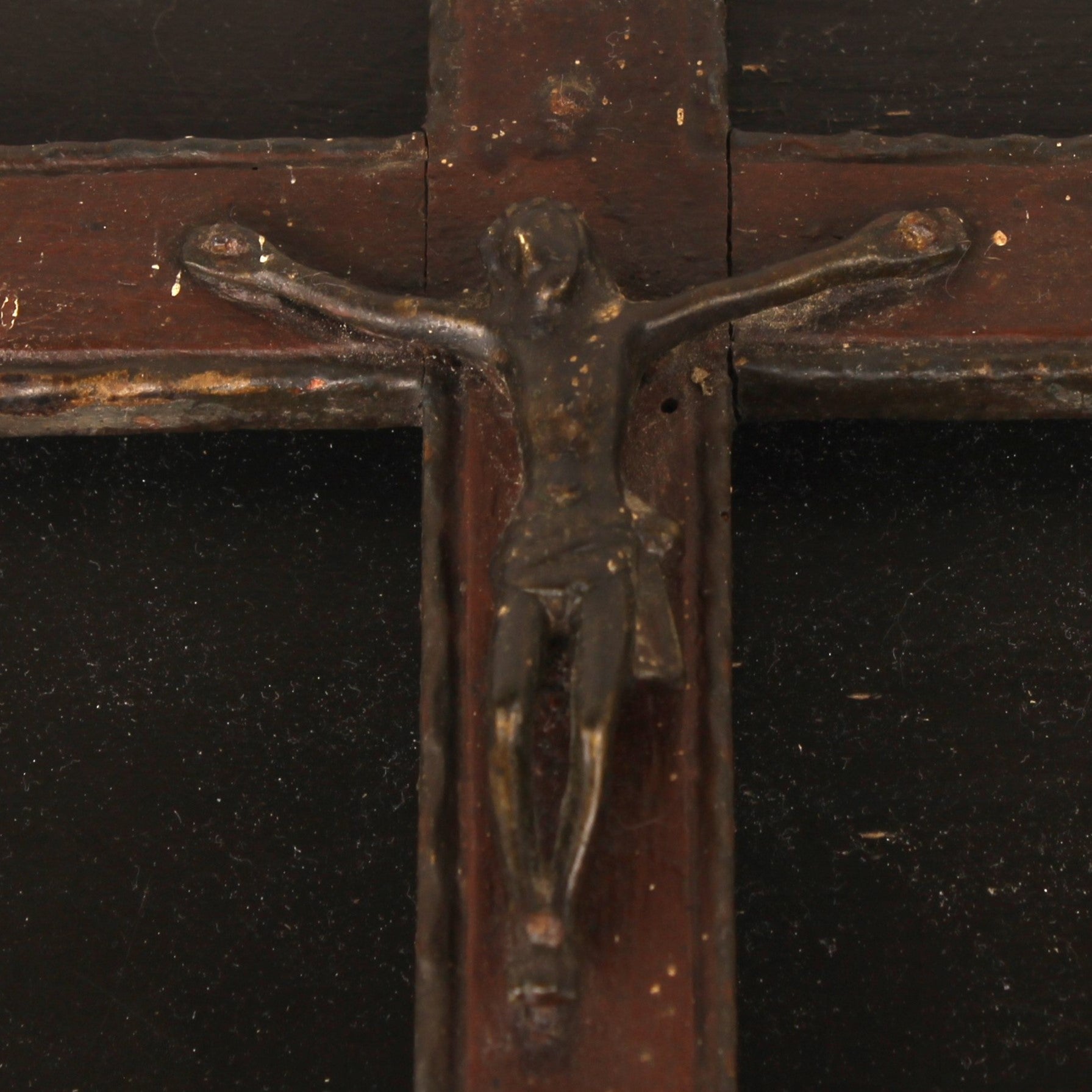 Houten Crucifix met Donker Metalen Corpus – ca. 1880–1920 – 34 cm