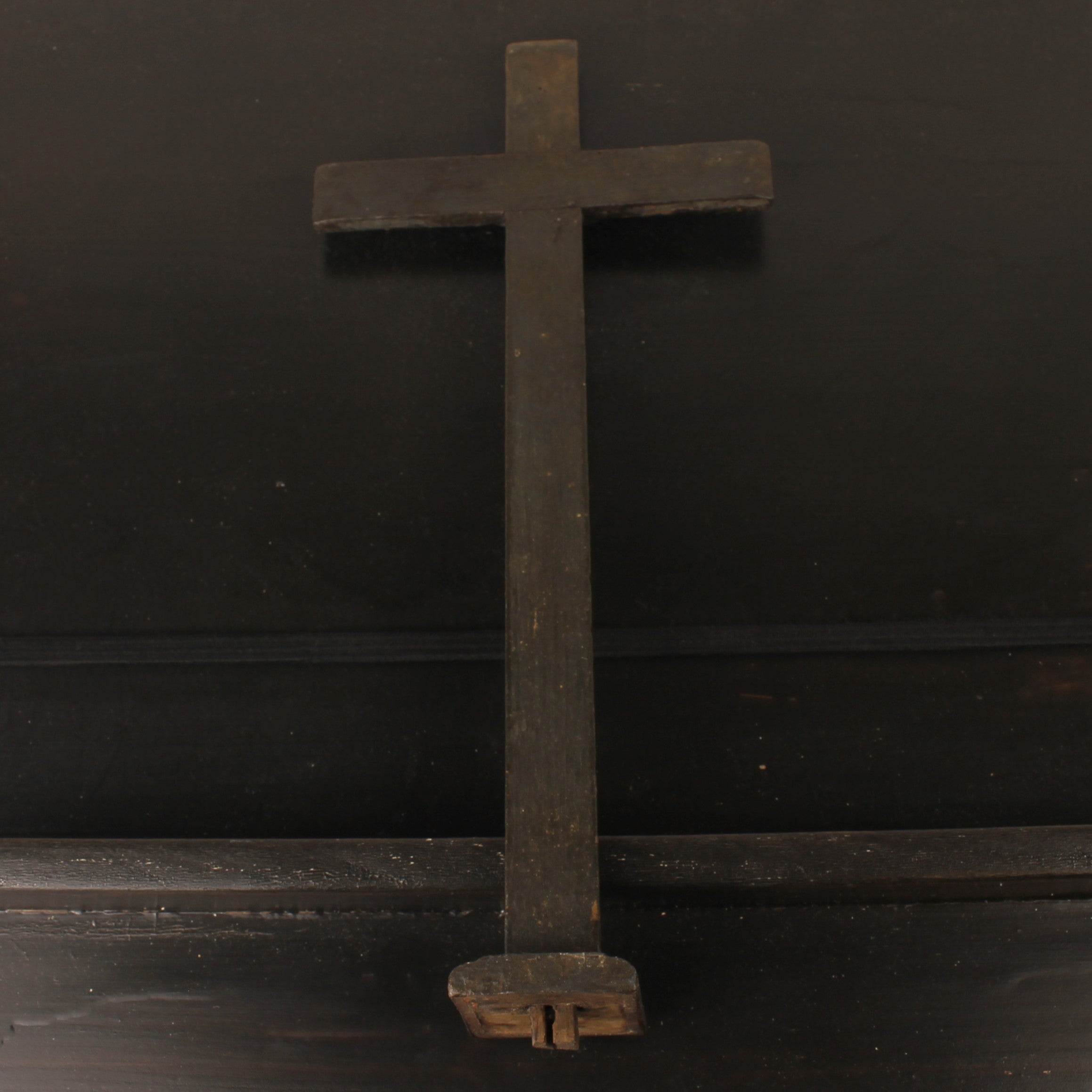 Houten Crucifix met Donker Metalen Corpus – ca. 1880–1920 – 34 cm