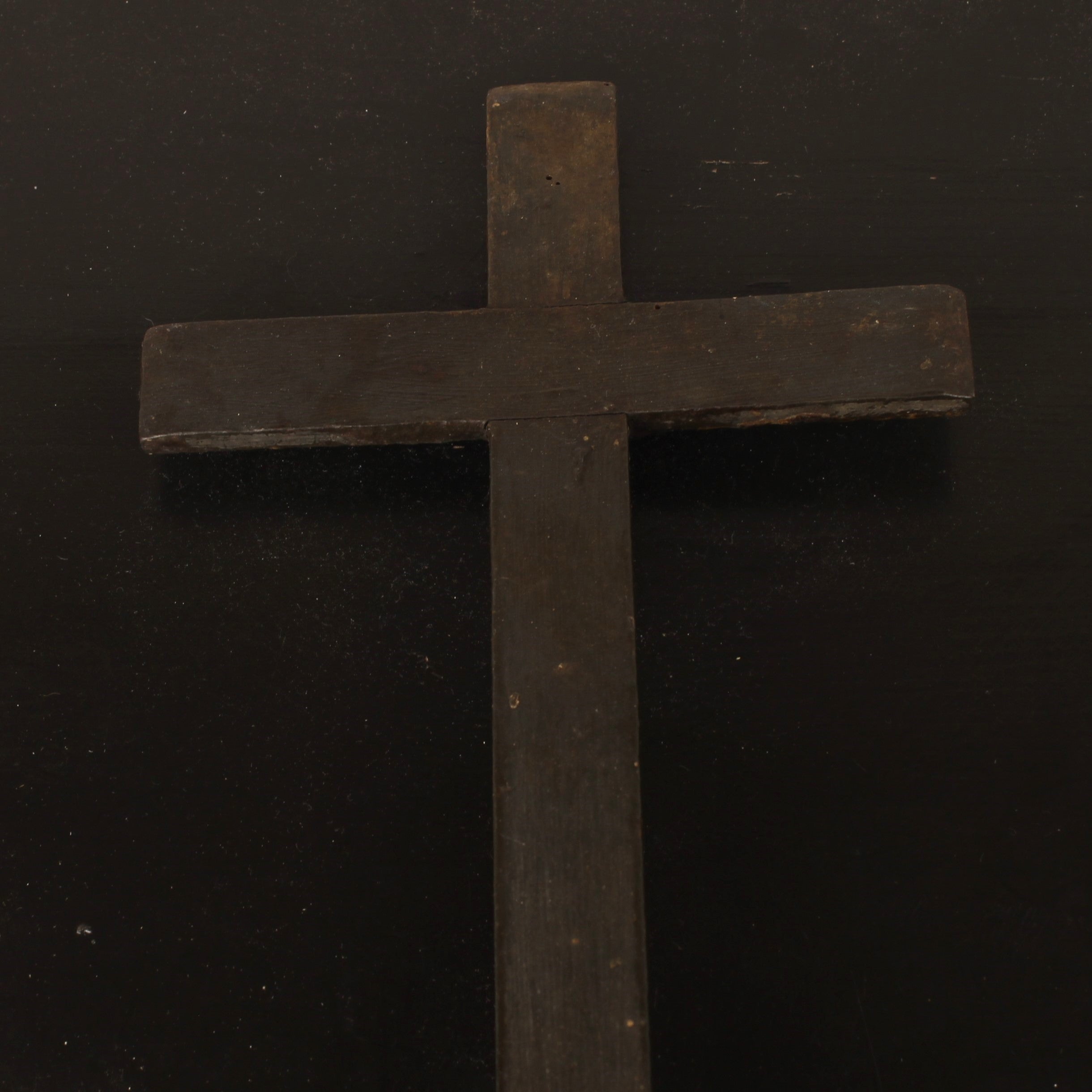 Houten Crucifix met Donker Metalen Corpus – ca. 1880–1920 – 34 cm