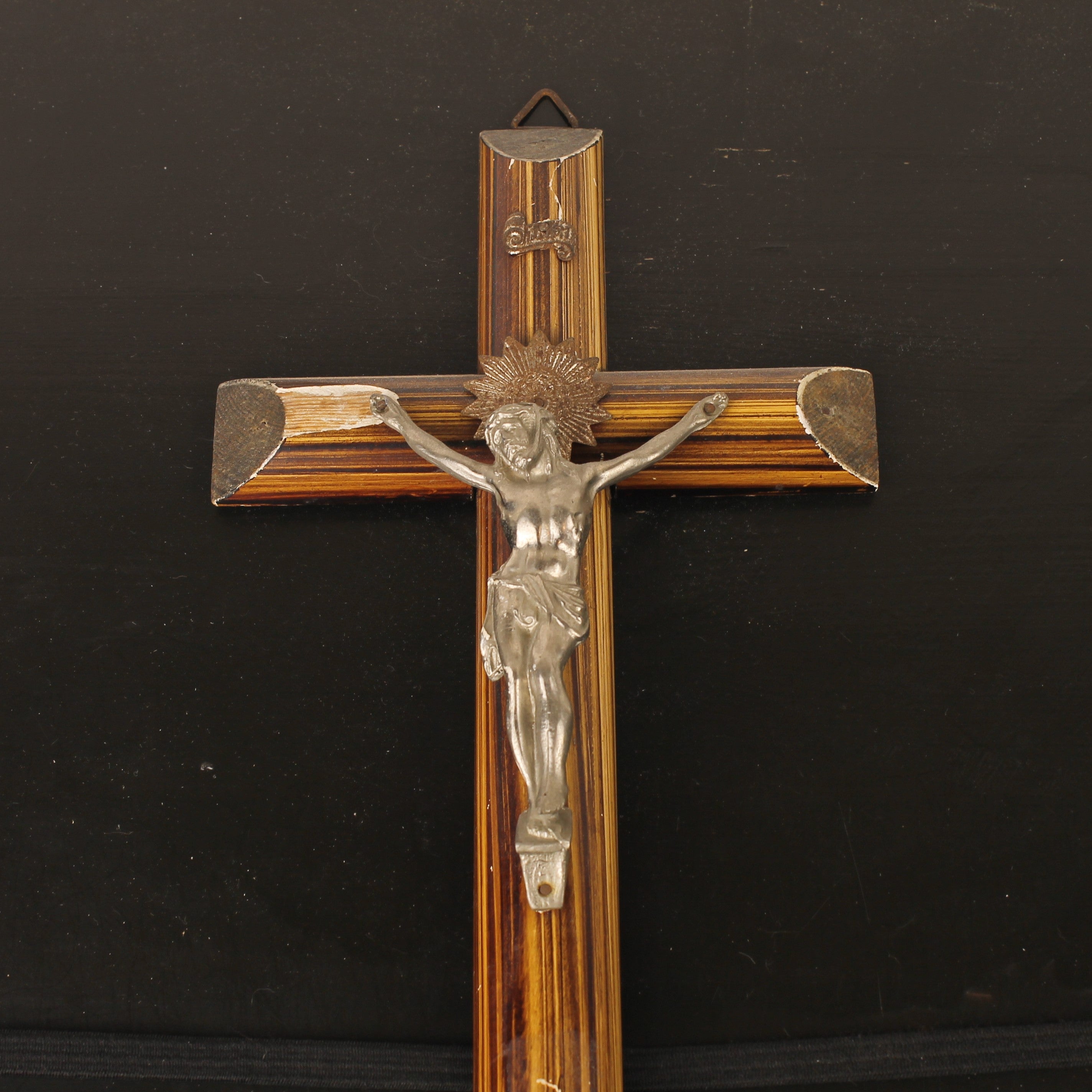 Wandcrucifix met Gestreept Fineer en Metalen Corpus – 1920–1940