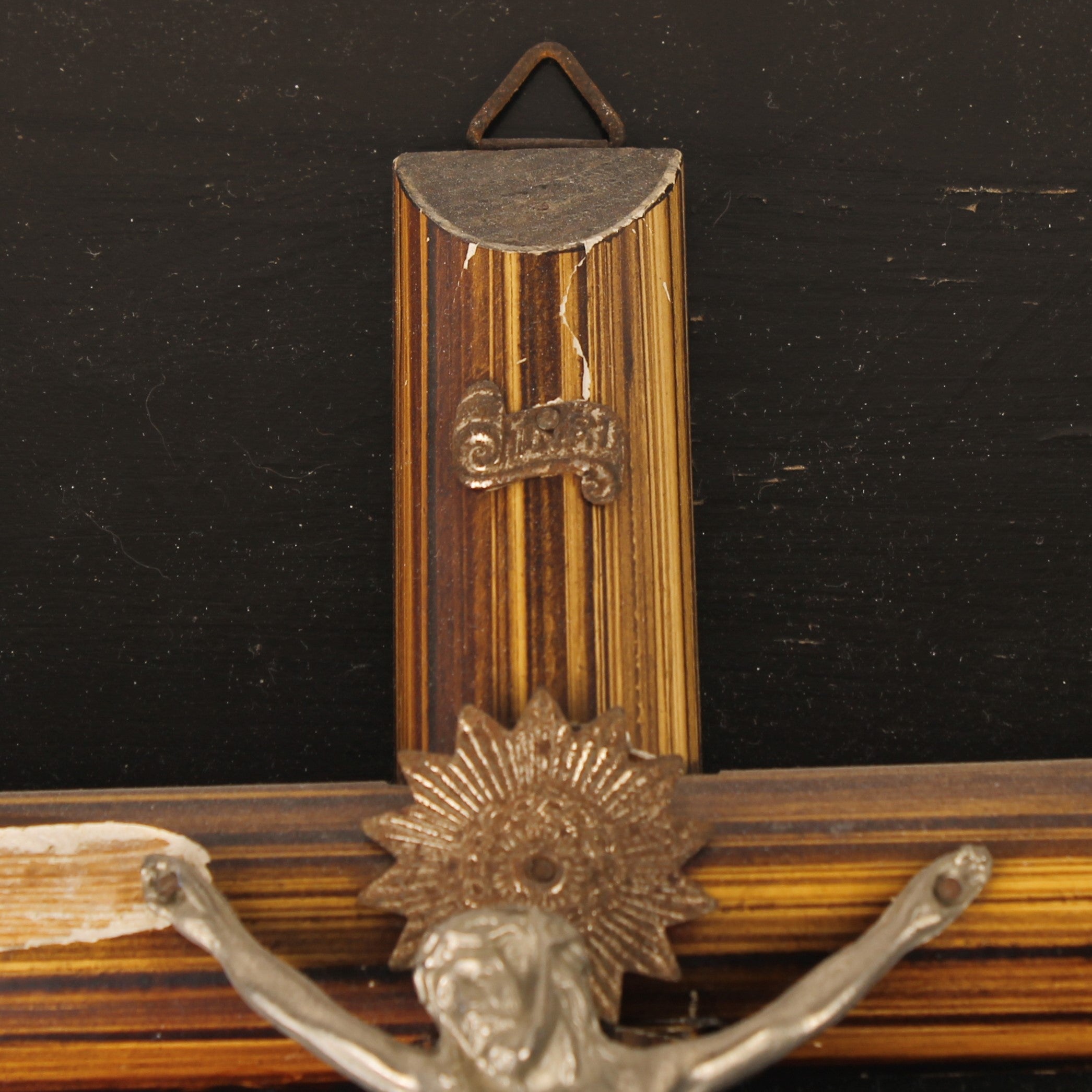 Wandcrucifix met Gestreept Fineer en Metalen Corpus – 1920–1940