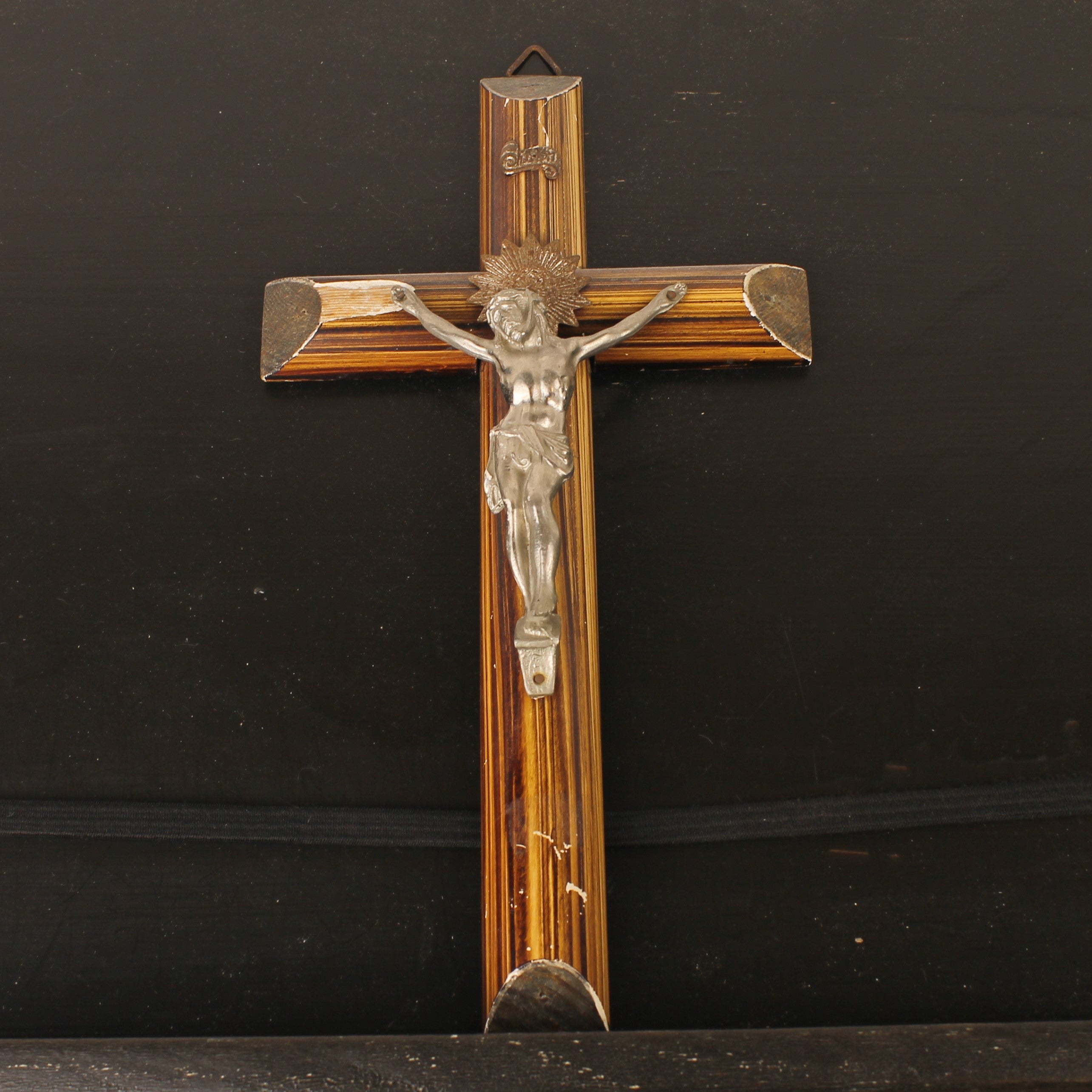 Wandcrucifix met Gestreept Fineer en Metalen Corpus – 1920–1940