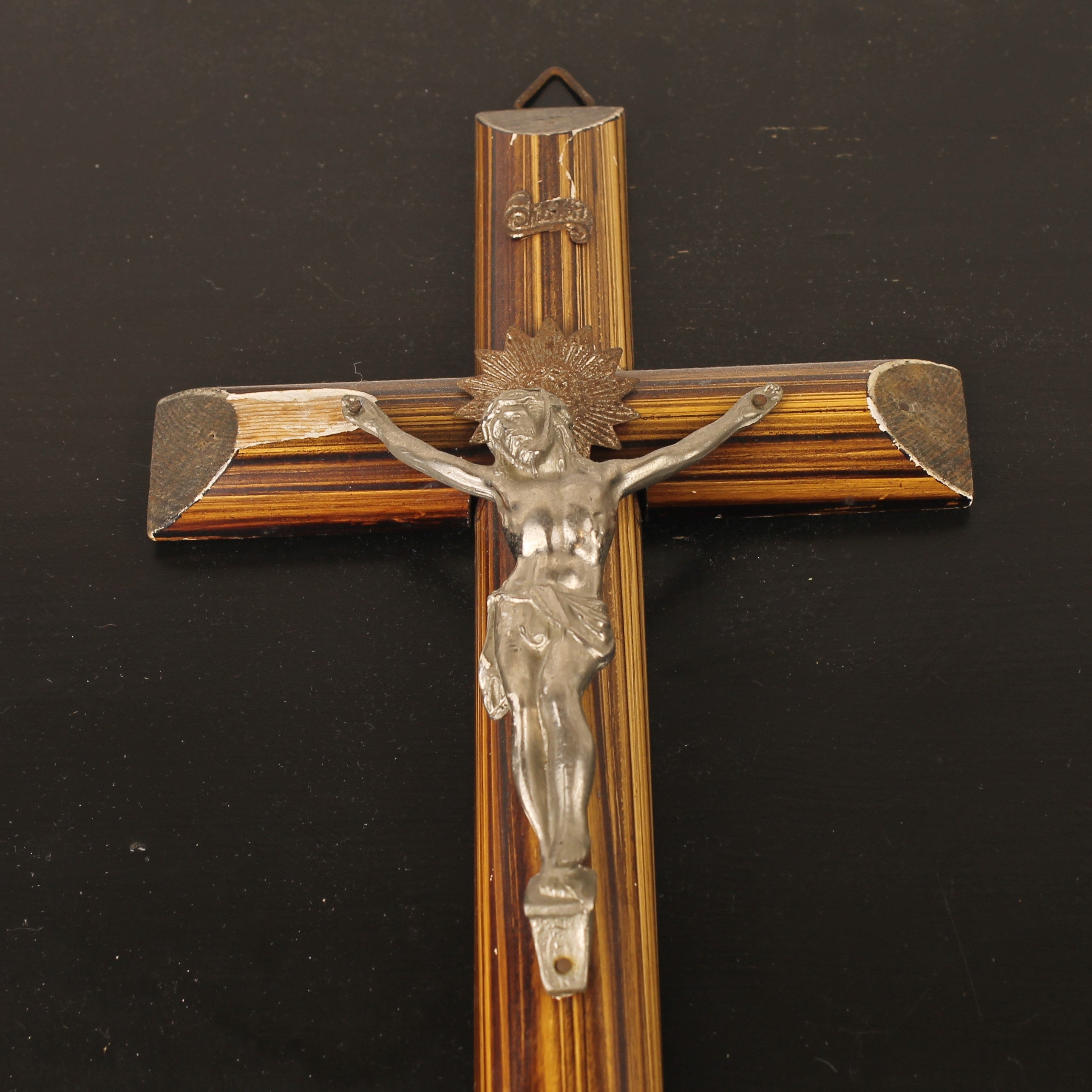 Wandcrucifix met Gestreept Fineer en Metalen Corpus – 1920–1940