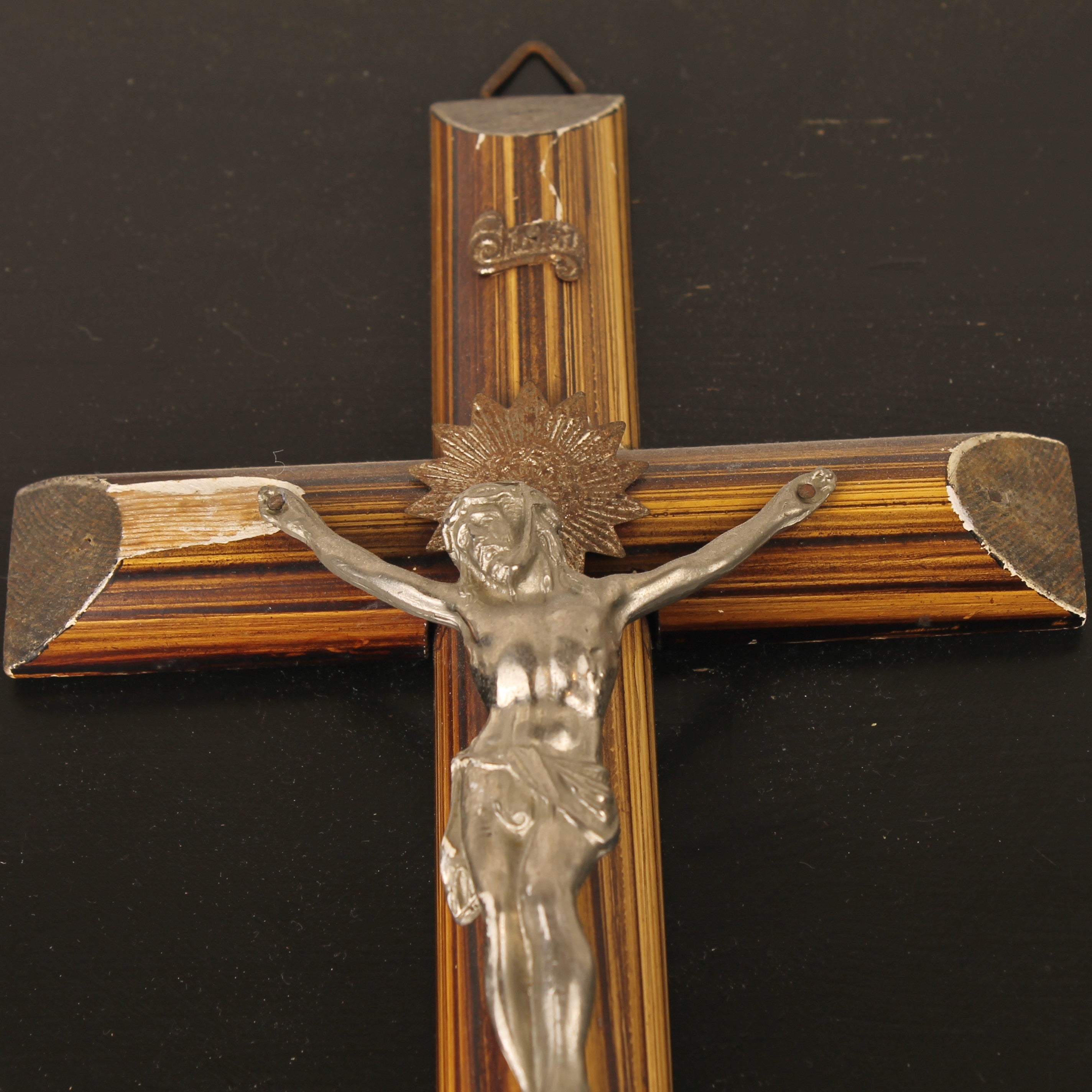 Wandcrucifix met Gestreept Fineer en Metalen Corpus – 1920–1940