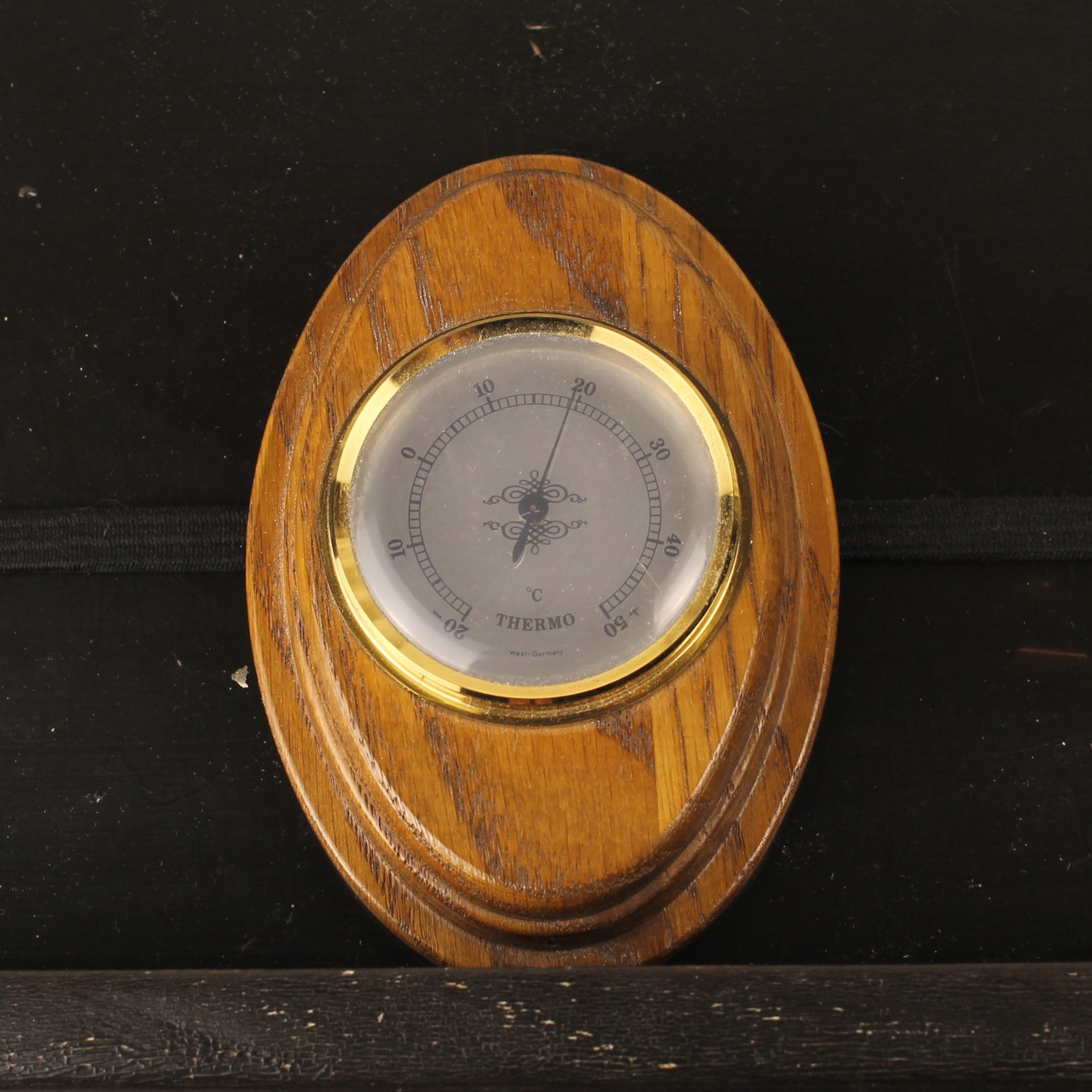 West-Germany Wandthermometer in Ovale Houten Behuizing – Jaren 60/70