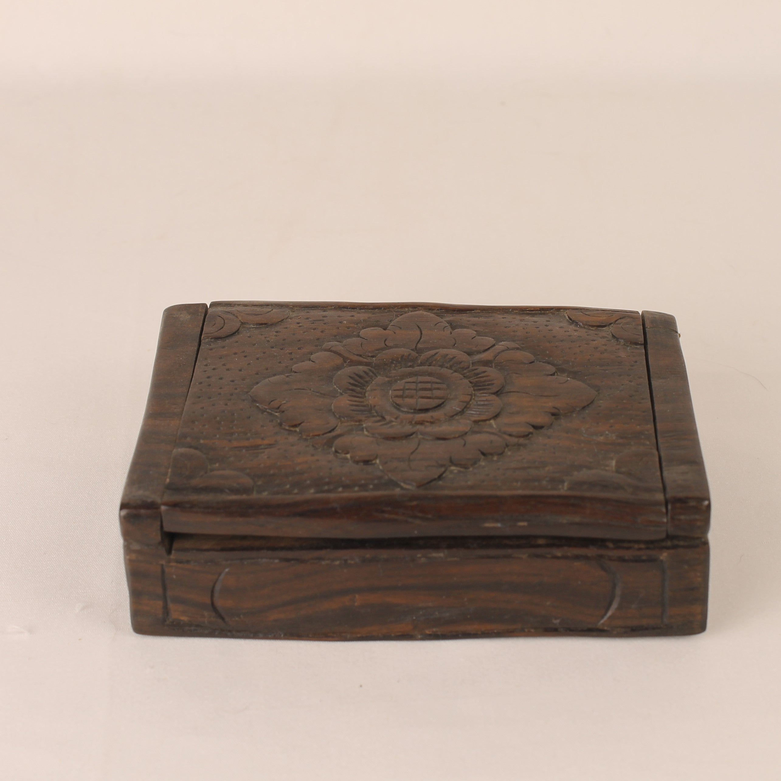 Handgesneden Houten Sierdoos – Bloemreliëf – 12 cm