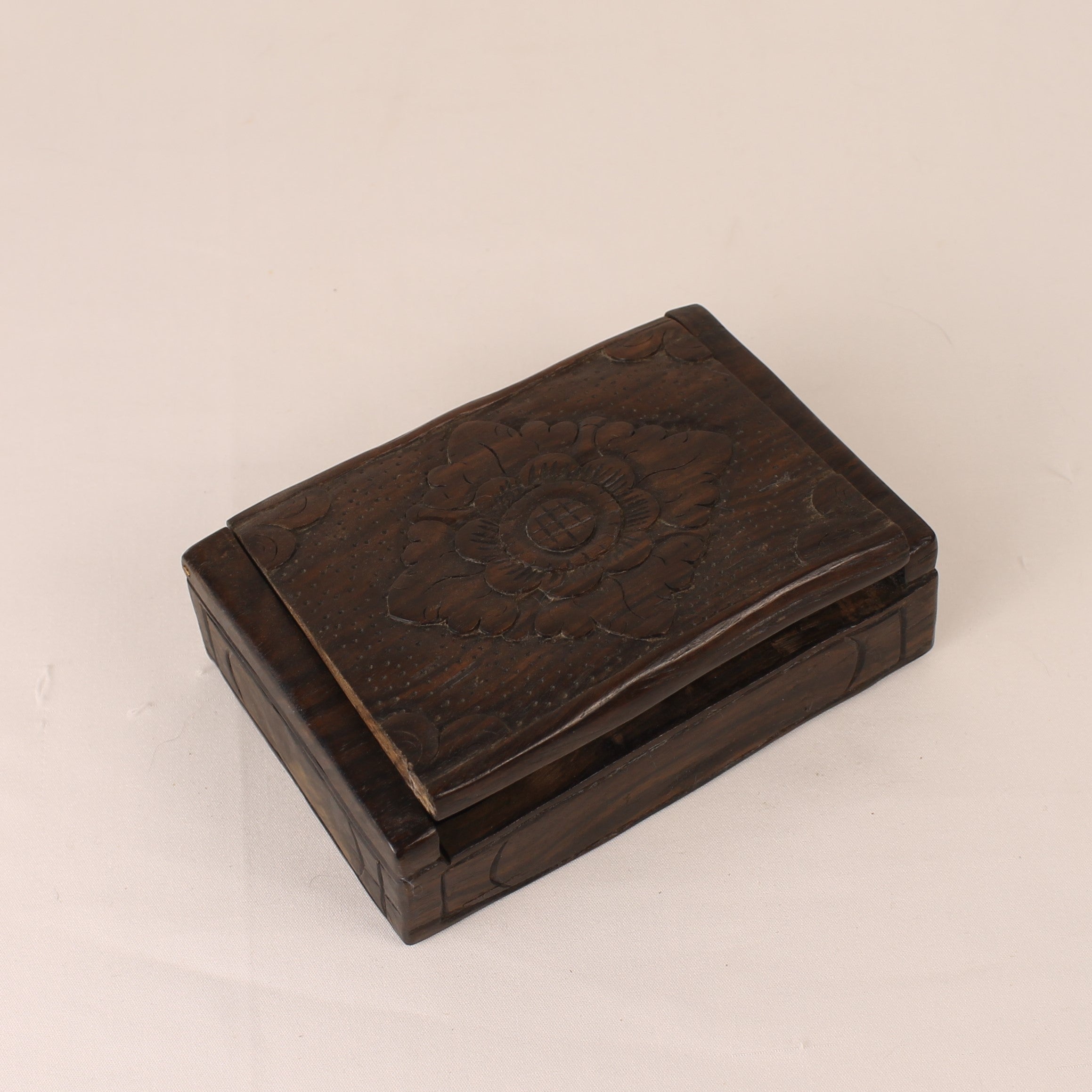 Handgesneden Houten Sierdoos – Bloemreliëf – 12 cm