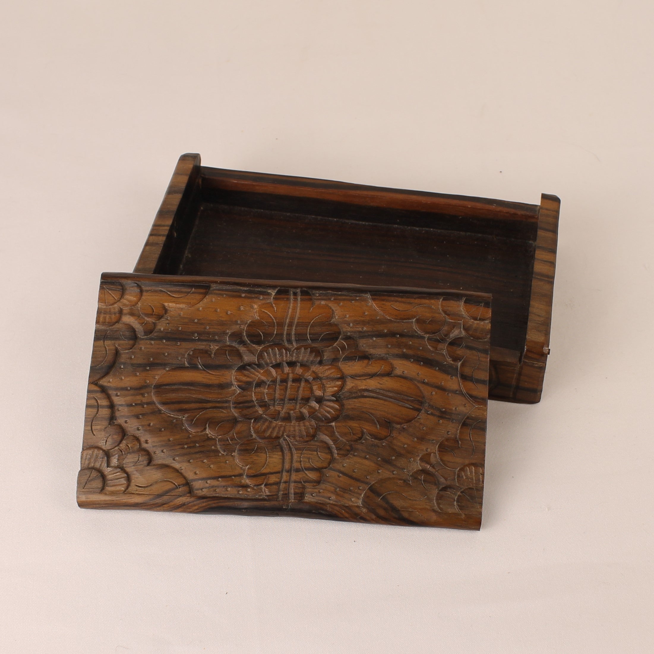 Handgesneden Houten Bak Met Deksel – Indonesisch Florale Carving