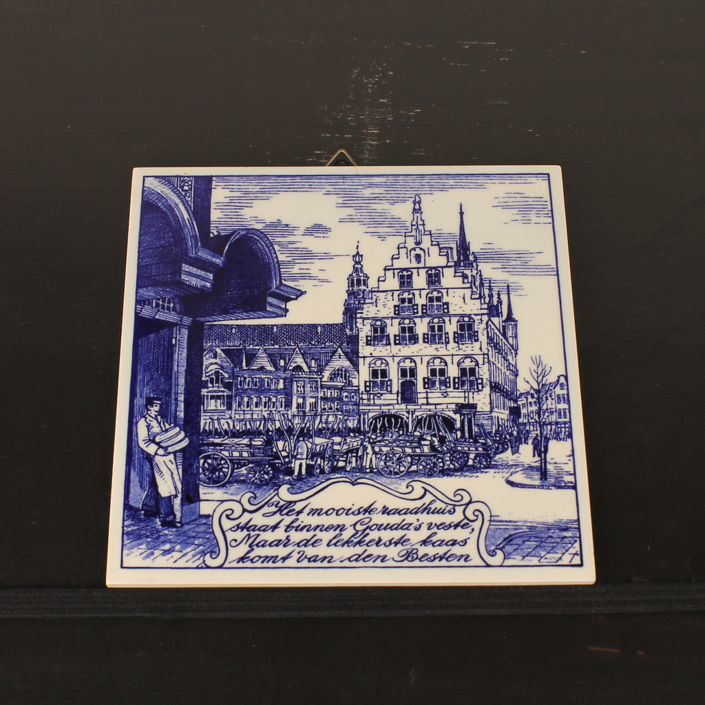 Wandtegel Den Besten Kaas - Gouda Stadhuis & Kaasmarkt - Delftsblauw Stijl (15x15 cm)