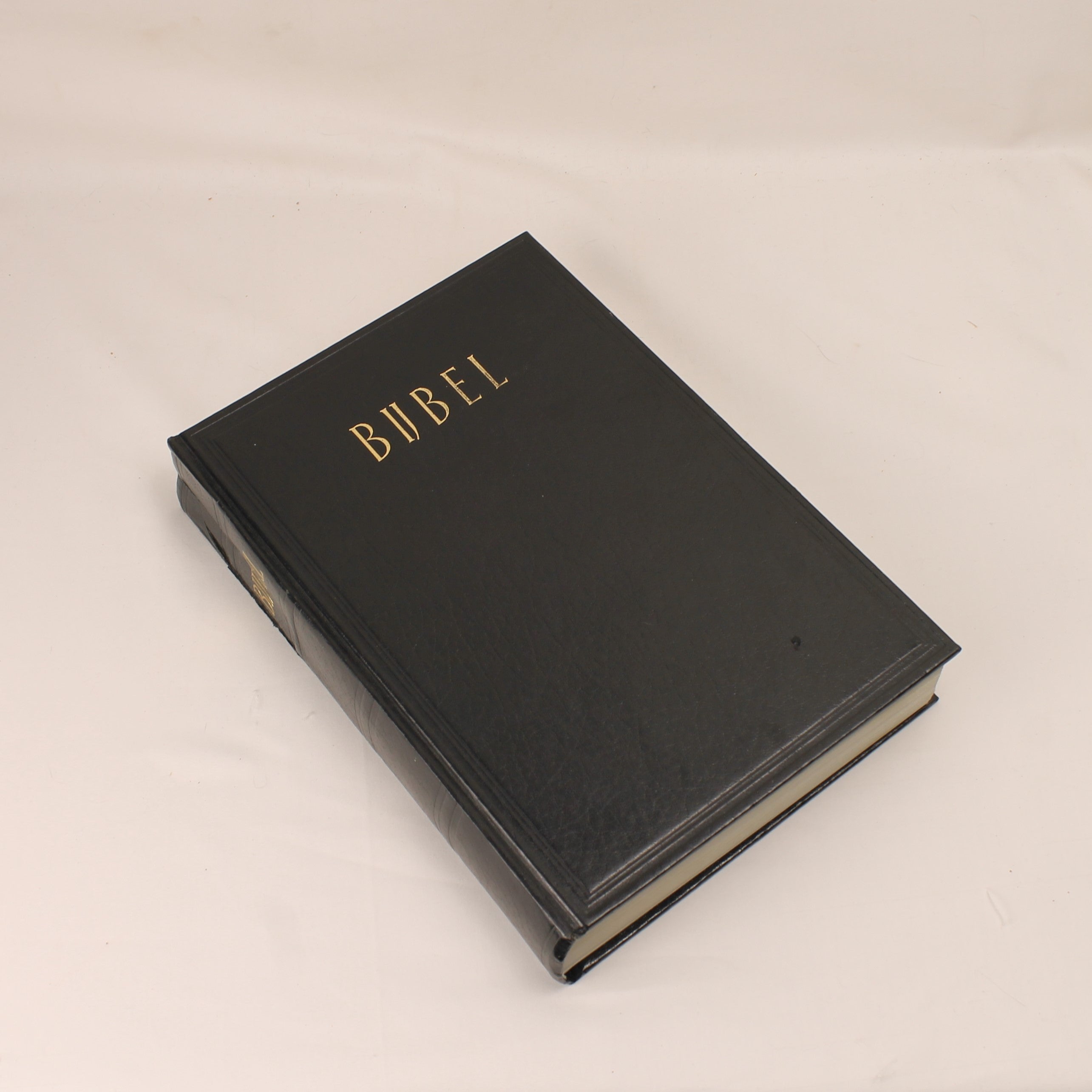Black book titled 'Bibel' on a beige background