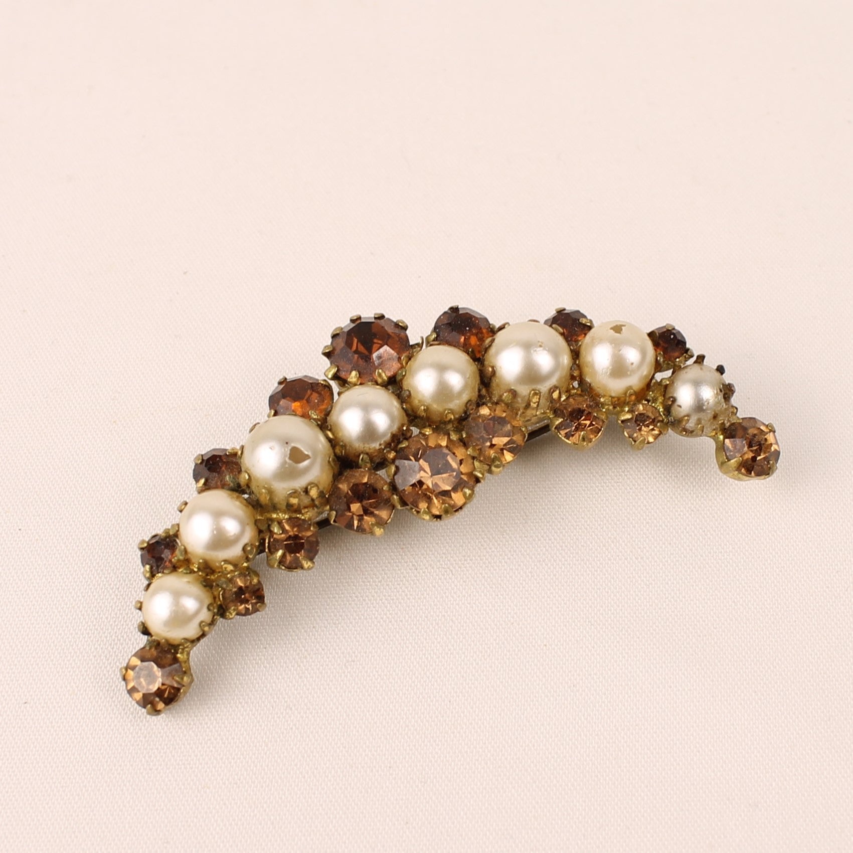 Goudkleurige Broche met Parel en Amber Strass – ca. 1950–1965