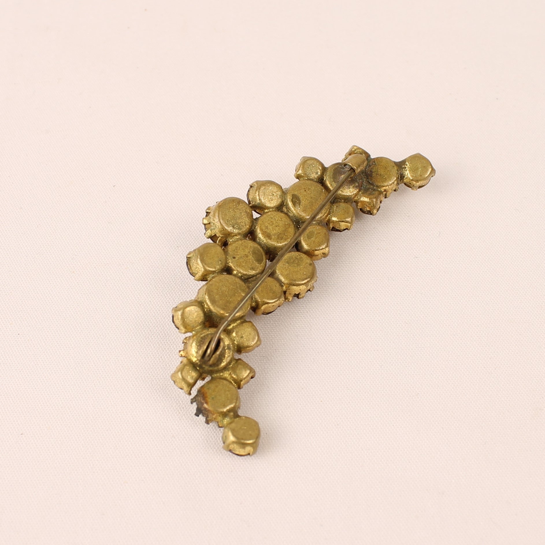 Goudkleurige Broche met Parel en Amber Strass – ca. 1950–1965