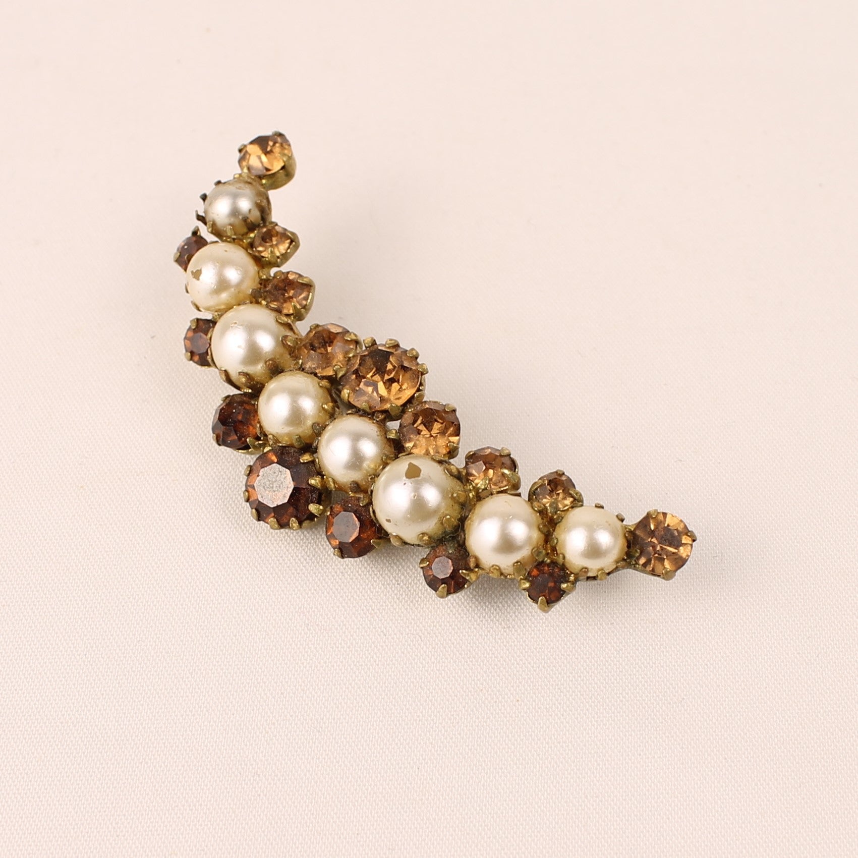 Goudkleurige Broche met Parel en Amber Strass – ca. 1950–1965