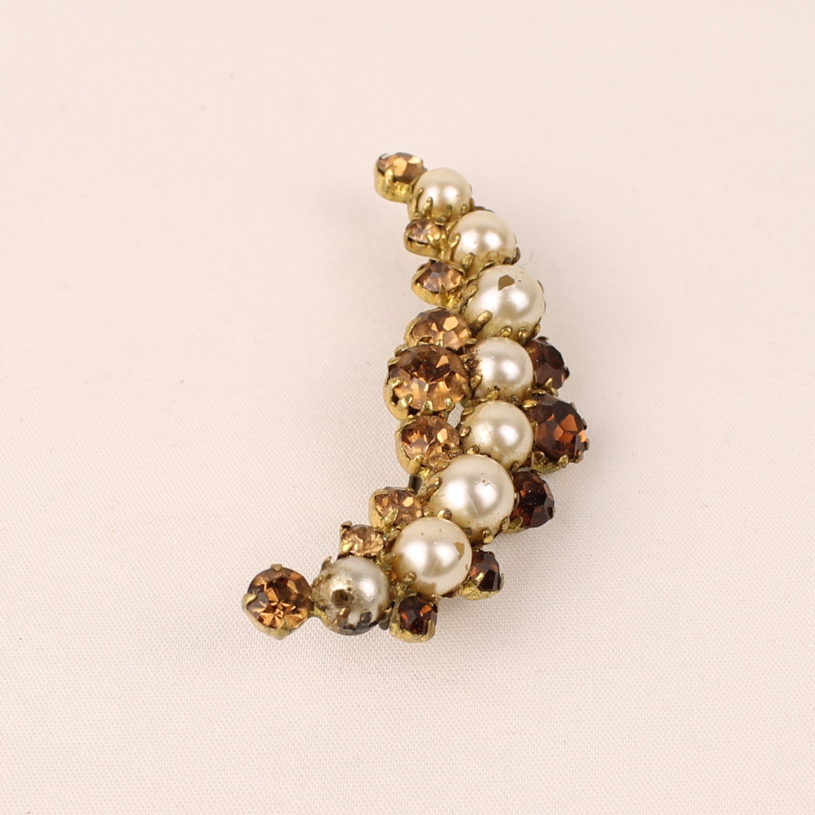 Goudkleurige Broche met Parel en Amber Strass – ca. 1950–1965
