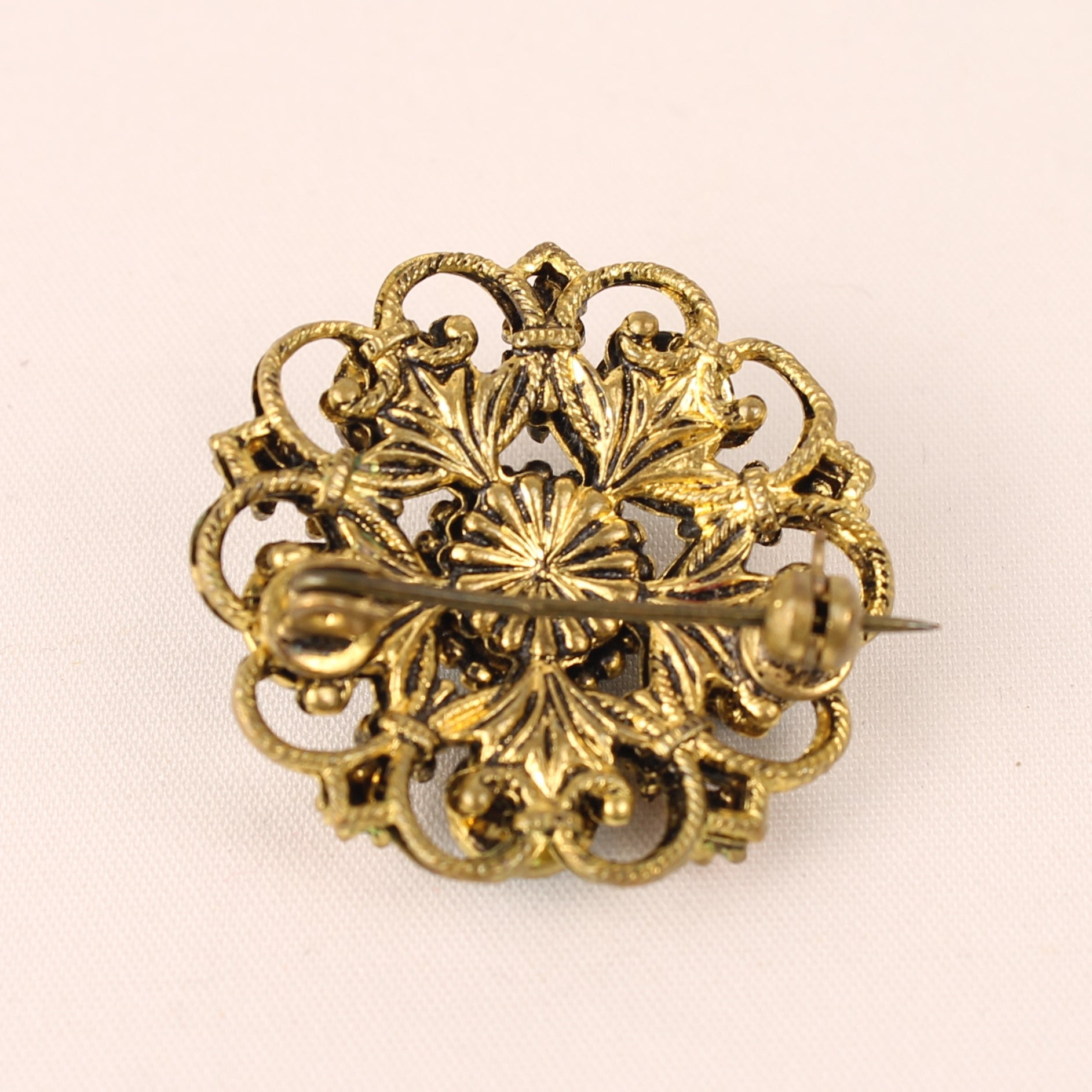 Vergulde Trombone Broche met Turquoise Cabochons – ca. 1900–1925