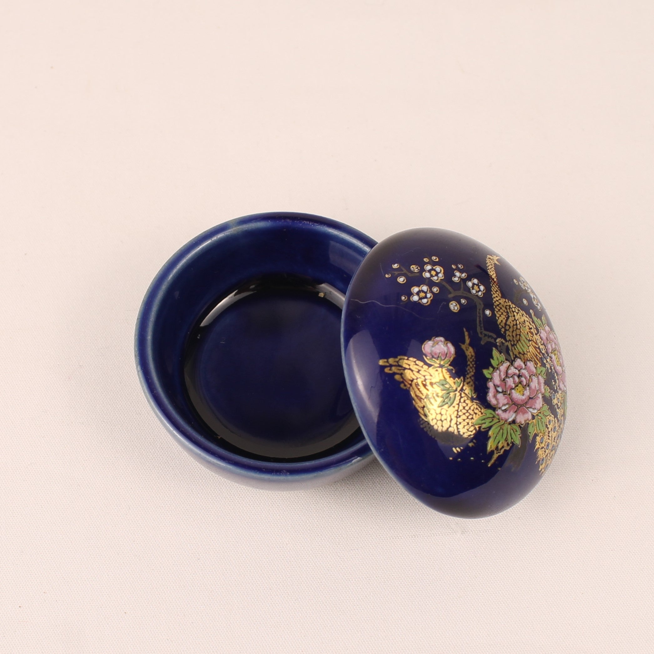 Japanse Kobaltblauwe Sierdoos met Pauwen & Pioenrozen – Keramiek met Gouddecoratie