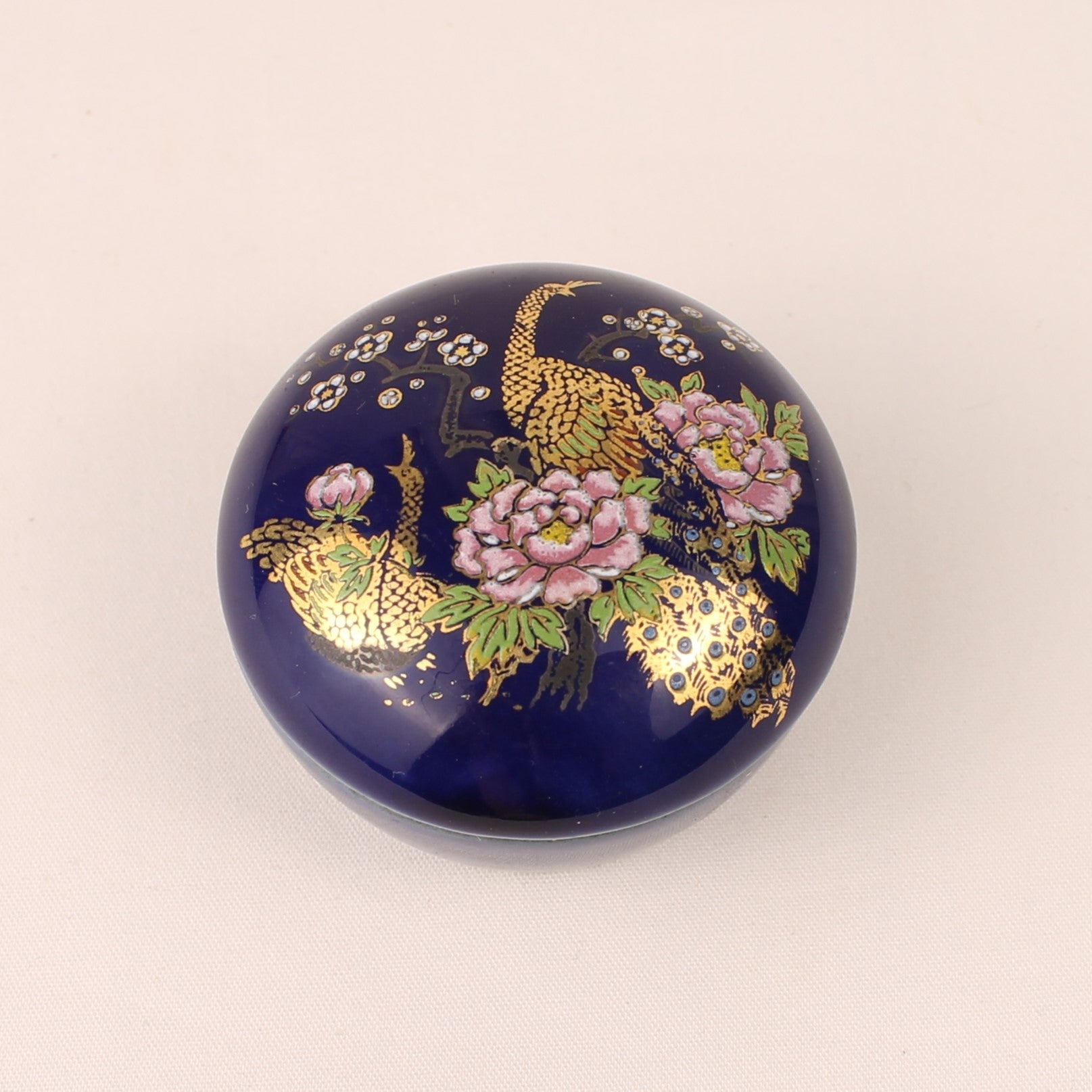 Japanse Kobaltblauwe Sierdoos met Pauwen & Pioenrozen – Keramiek met Gouddecoratie