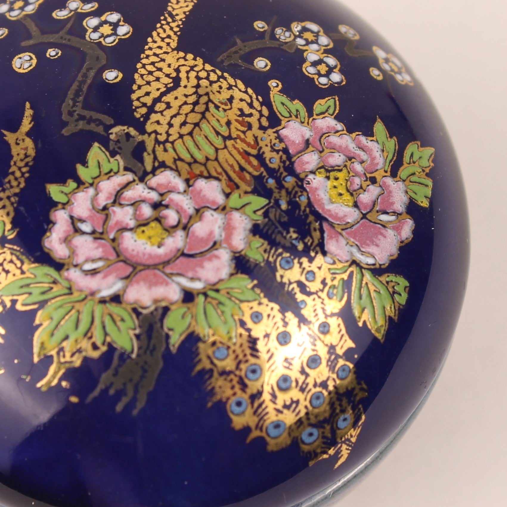 Japanse Kobaltblauwe Sierdoos met Pauwen & Pioenrozen – Keramiek met Gouddecoratie