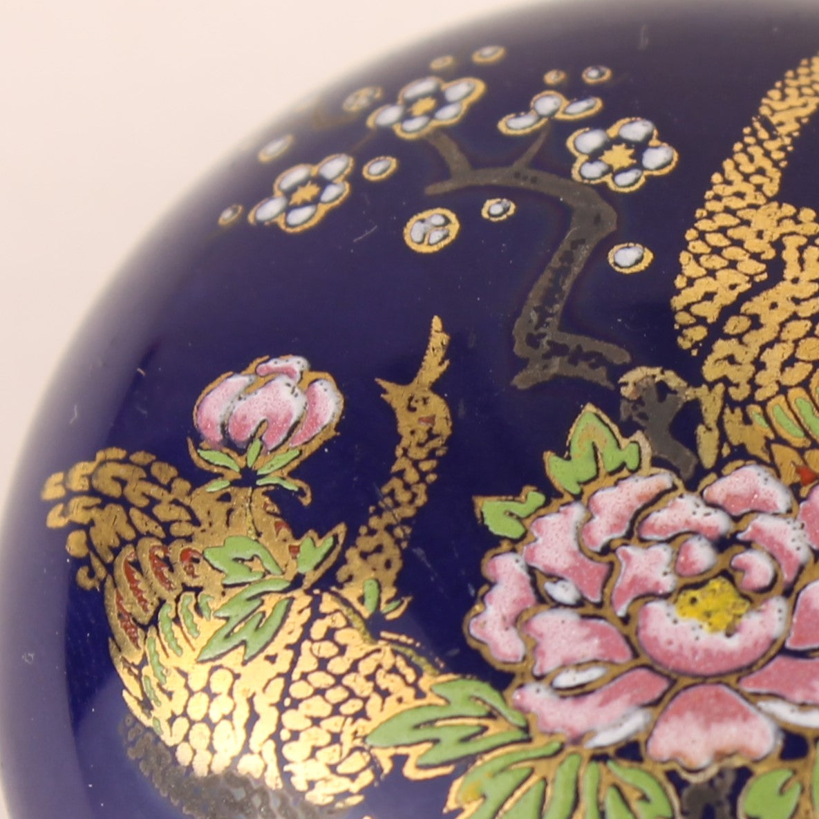 Japanse Kobaltblauwe Sierdoos met Pauwen & Pioenrozen – Keramiek met Gouddecoratie