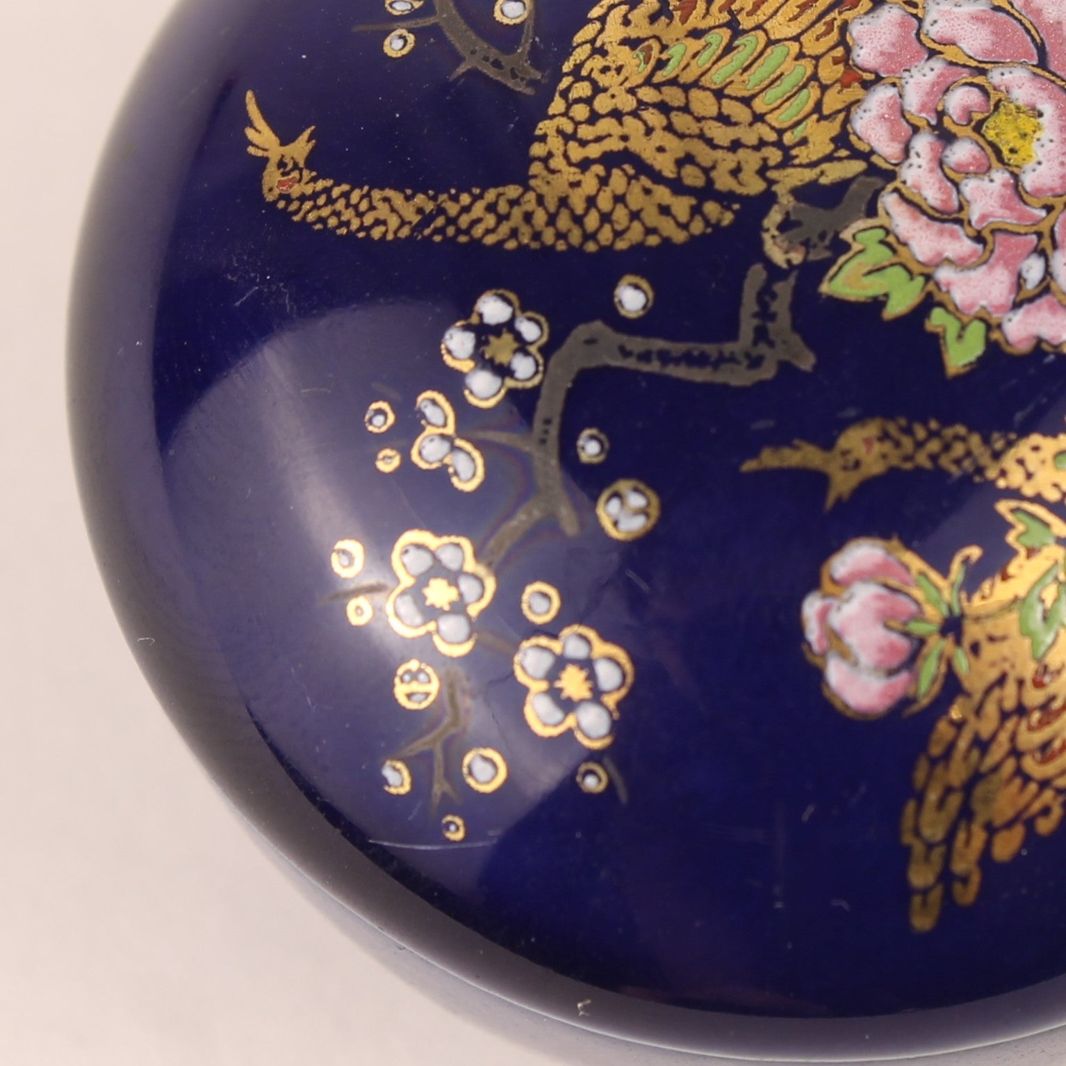 Japanse Kobaltblauwe Sierdoos met Pauwen & Pioenrozen – Keramiek met Gouddecoratie