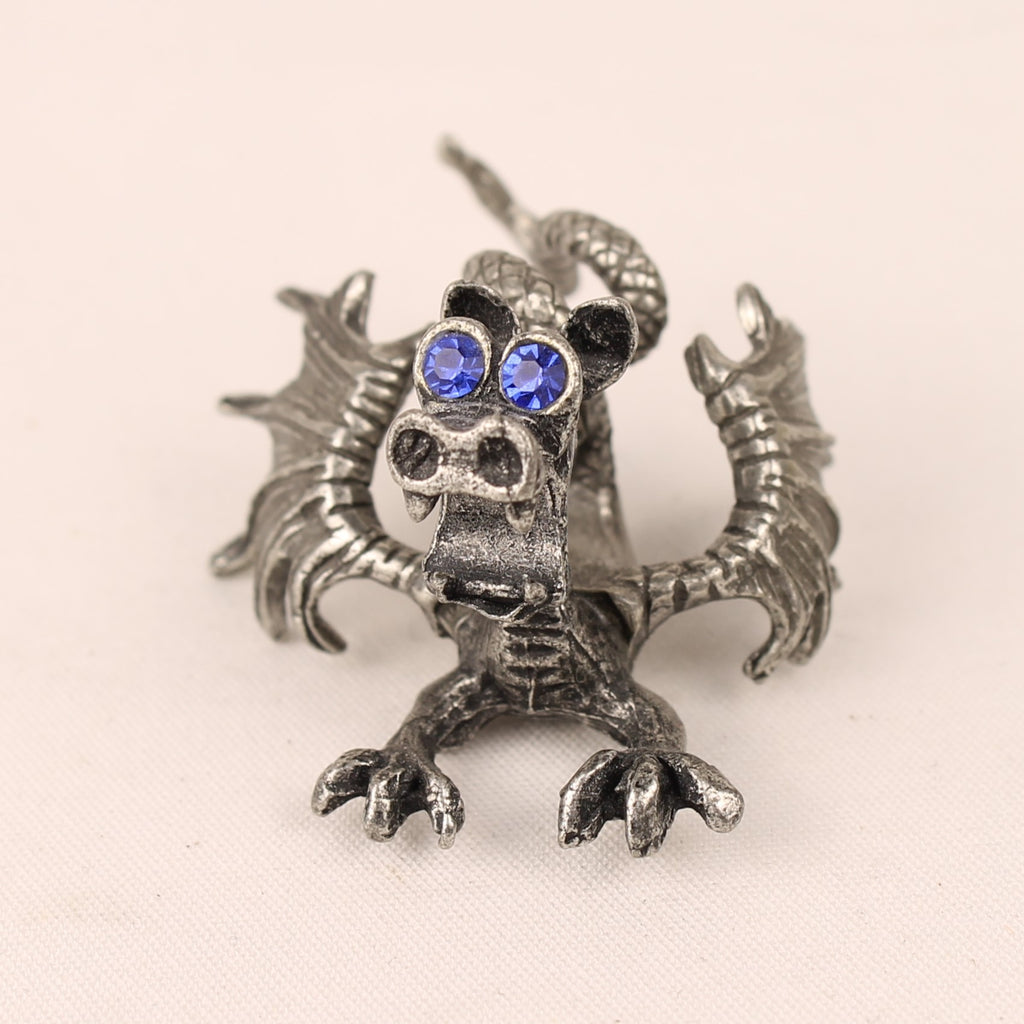 Dragon Miniature en Étain avec Yeux Bleus – 4,5 cm – Objet de Collection Fantasy