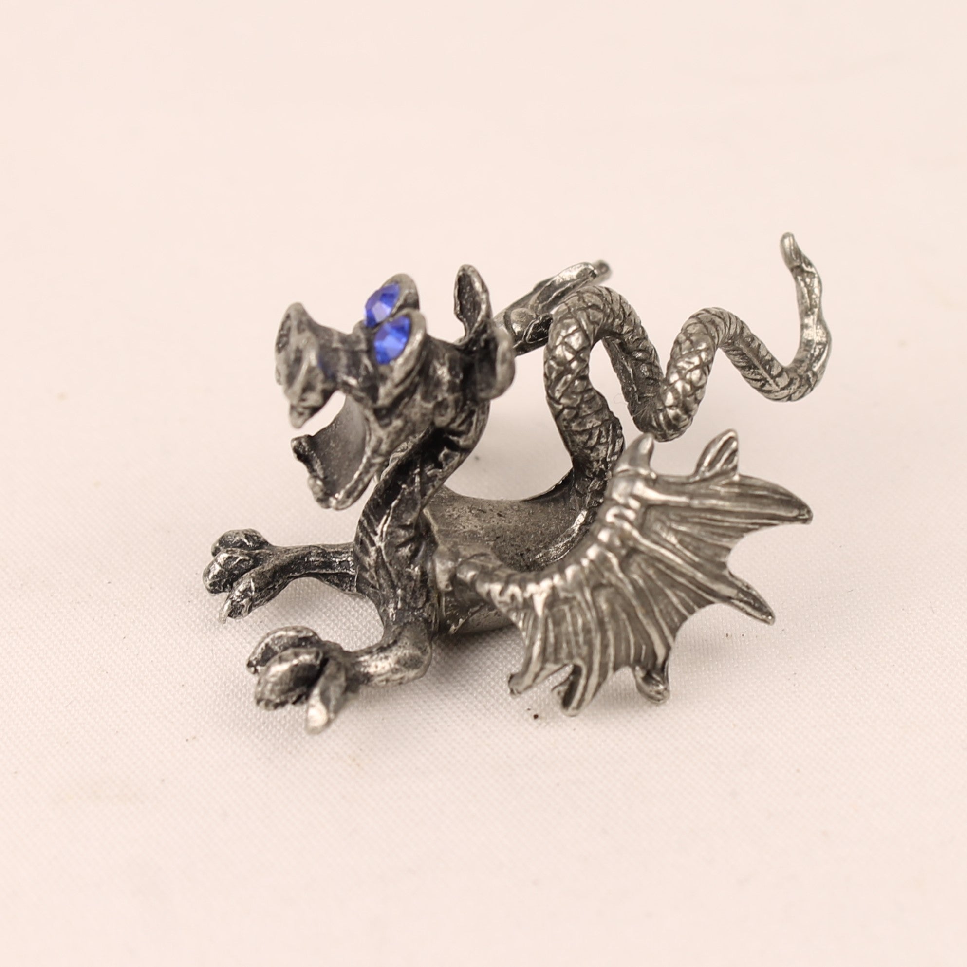 Miniatuur Pewter Draak met Blauwe Ogen – 4,5 cm – Fantasy Verzamelobject