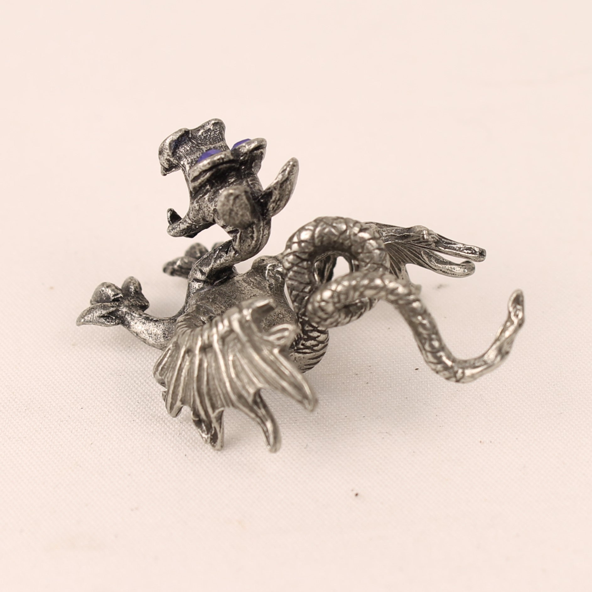 Dragon Miniature en Étain avec Yeux Bleus – 4,5 cm – Objet de Collection Fantasy