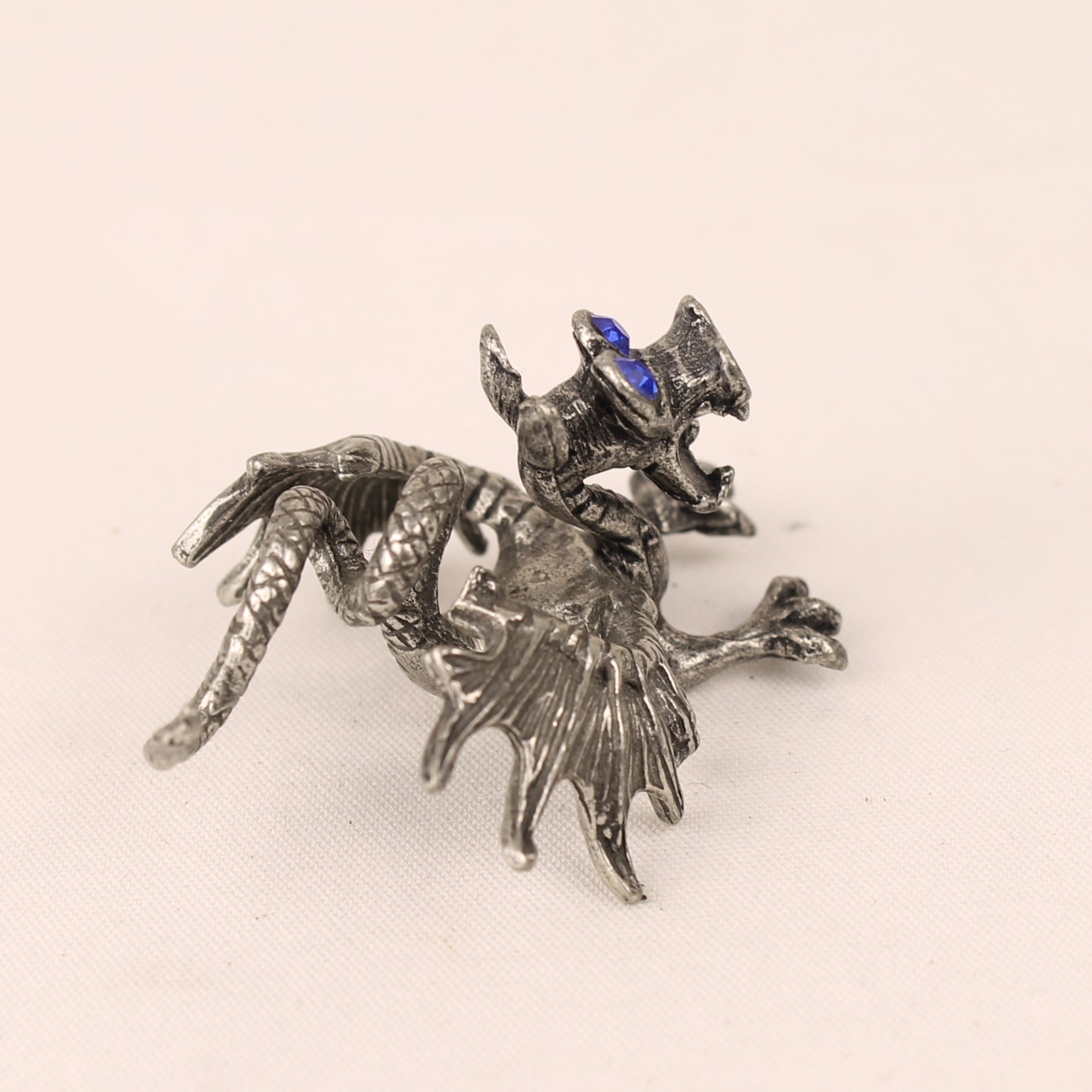 Miniatuur Pewter Draak met Blauwe Ogen – 4,5 cm – Fantasy Verzamelobject