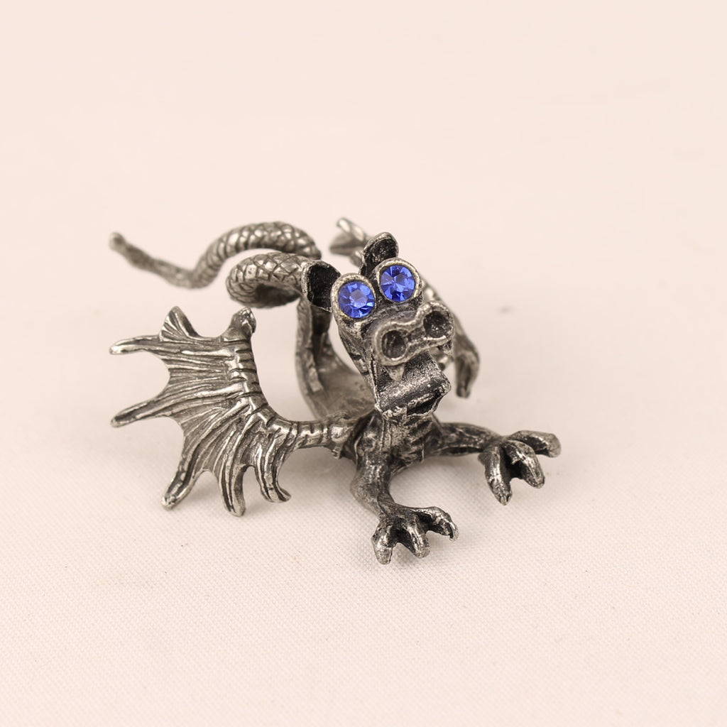 Dragon Miniature en Étain avec Yeux Bleus – 4,5 cm – Objet de Collection Fantasy