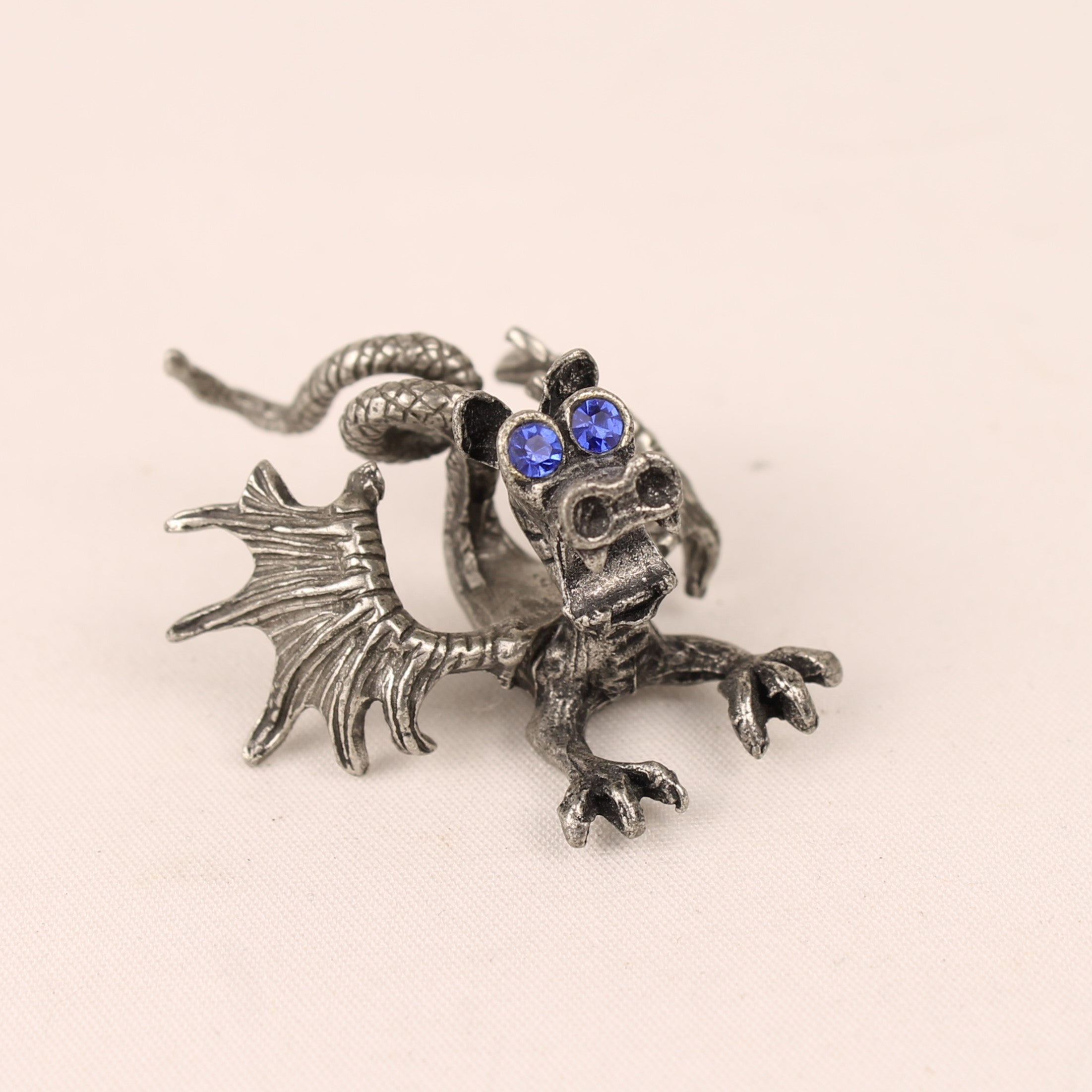 Miniatuur Pewter Draak met Blauwe Ogen – 4,5 cm – Fantasy Verzamelobject