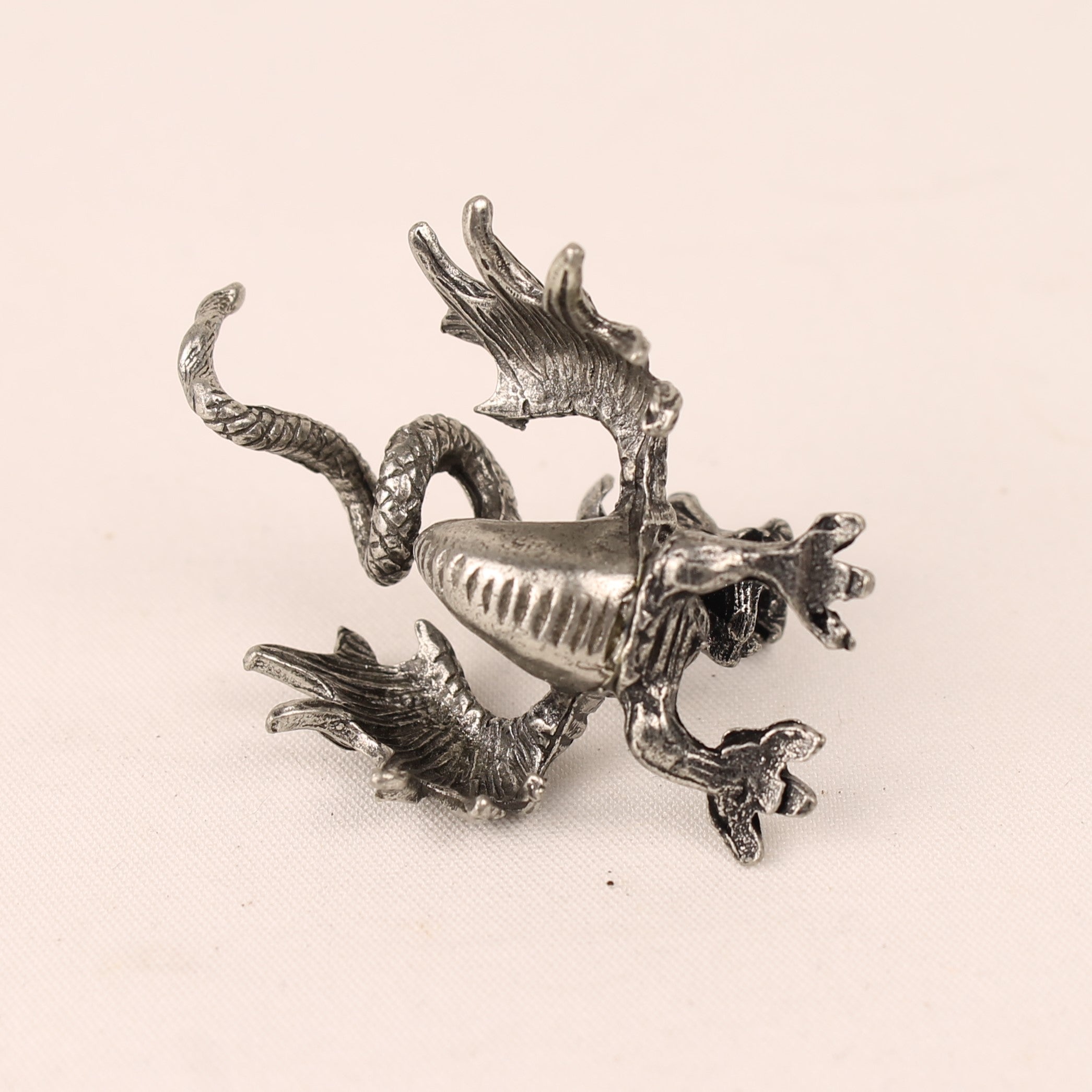 Miniatuur Pewter Draak met Blauwe Ogen – 4,5 cm – Fantasy Verzamelobject