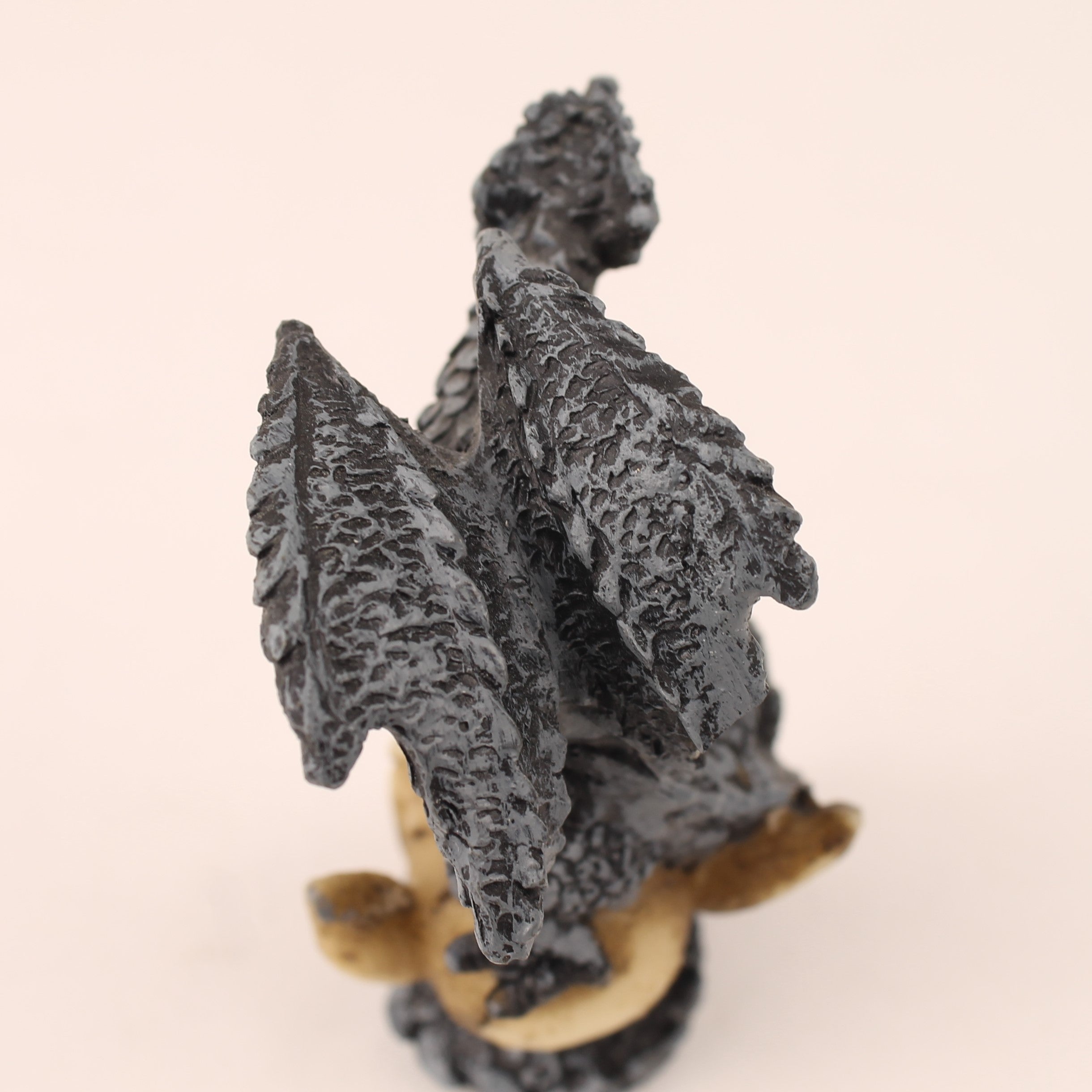 Fantasy Draak op Schedel – 8 cm – Gothic Decor Miniatuur