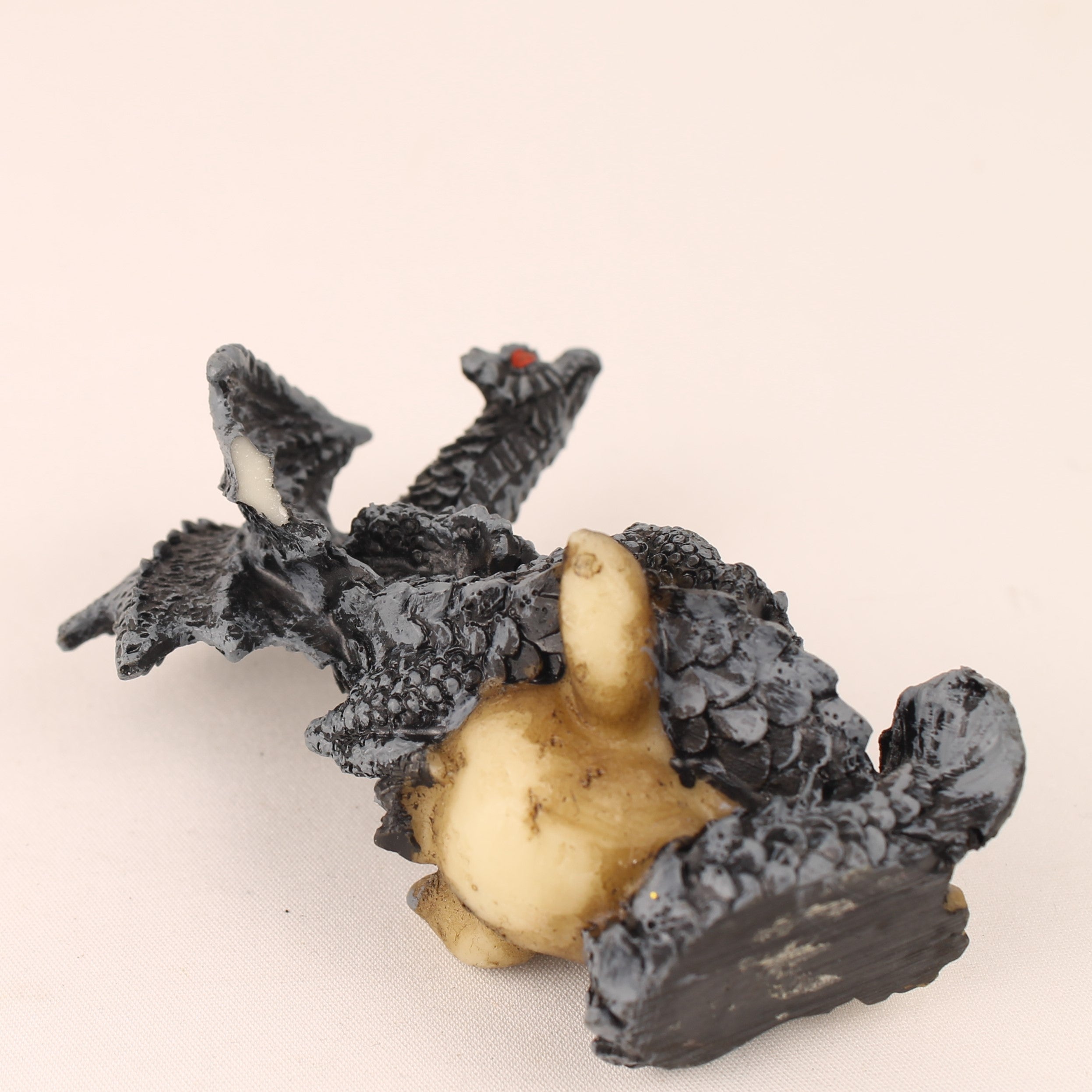 Fantasy Draak op Schedel – 8 cm – Gothic Decor Miniatuur