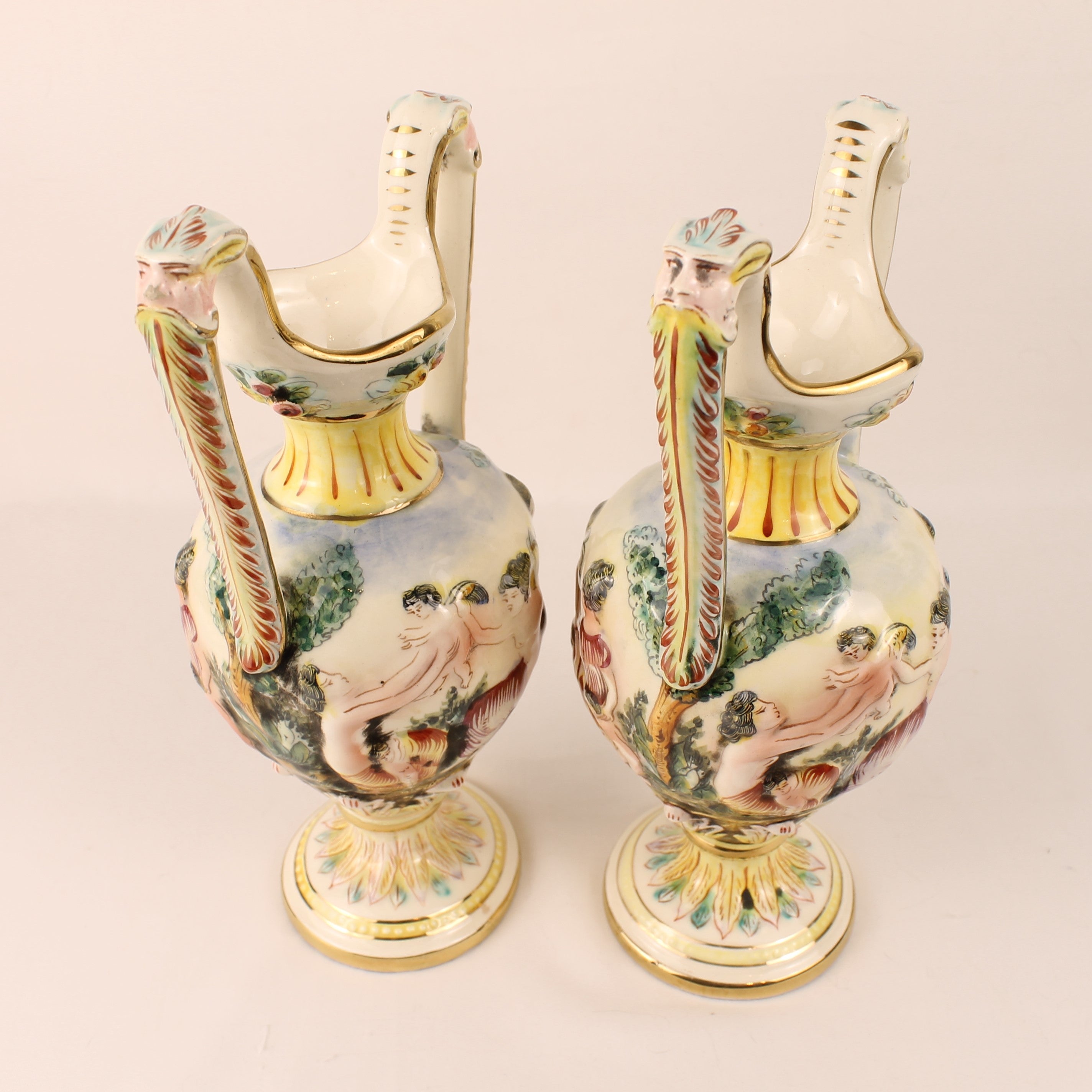 Vases décoratifs Capodimonte – Décor mythologique – Italie env. 1960-1980 - lot de 2