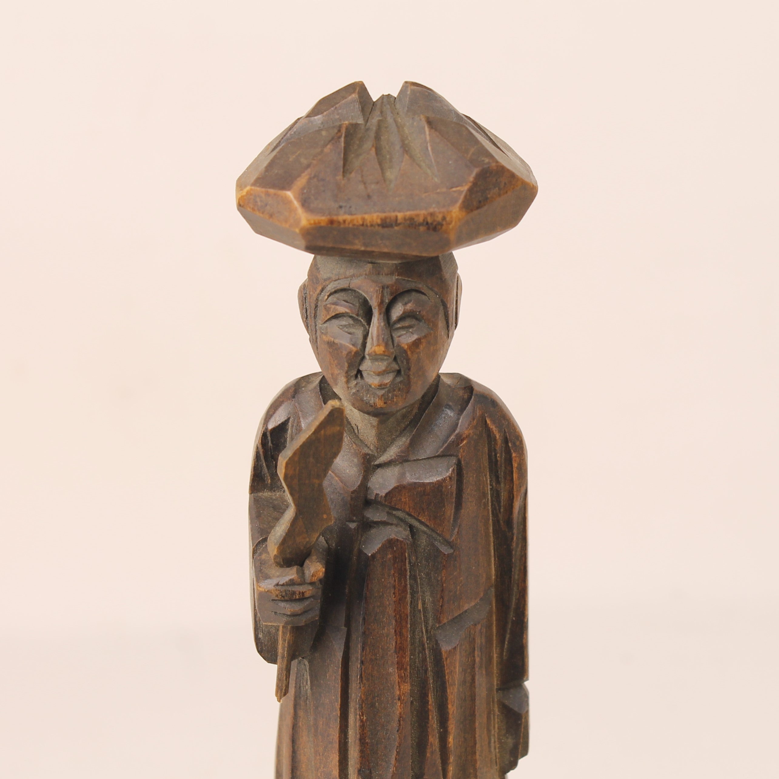 Handgesneden Houten Beeld – Chinese Wijze met Hoed en Staf