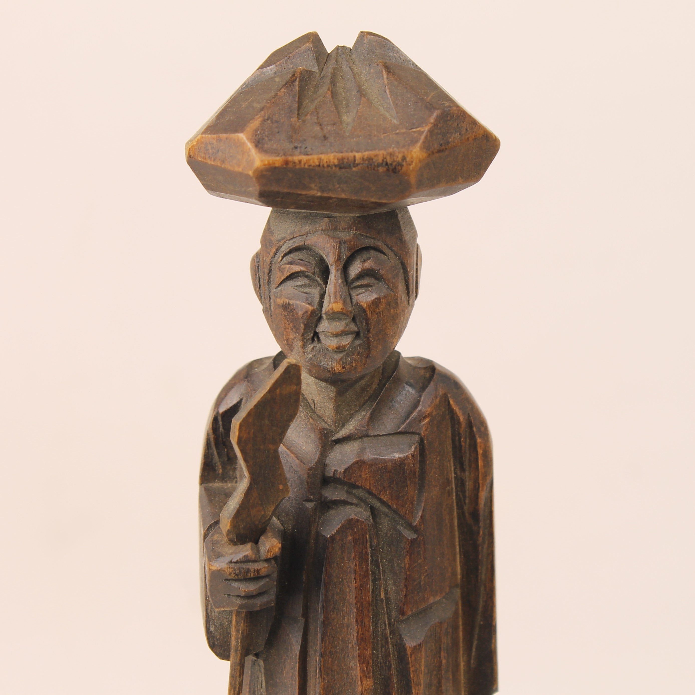 Handgesneden Houten Beeld – Chinese Wijze met Hoed en Staf