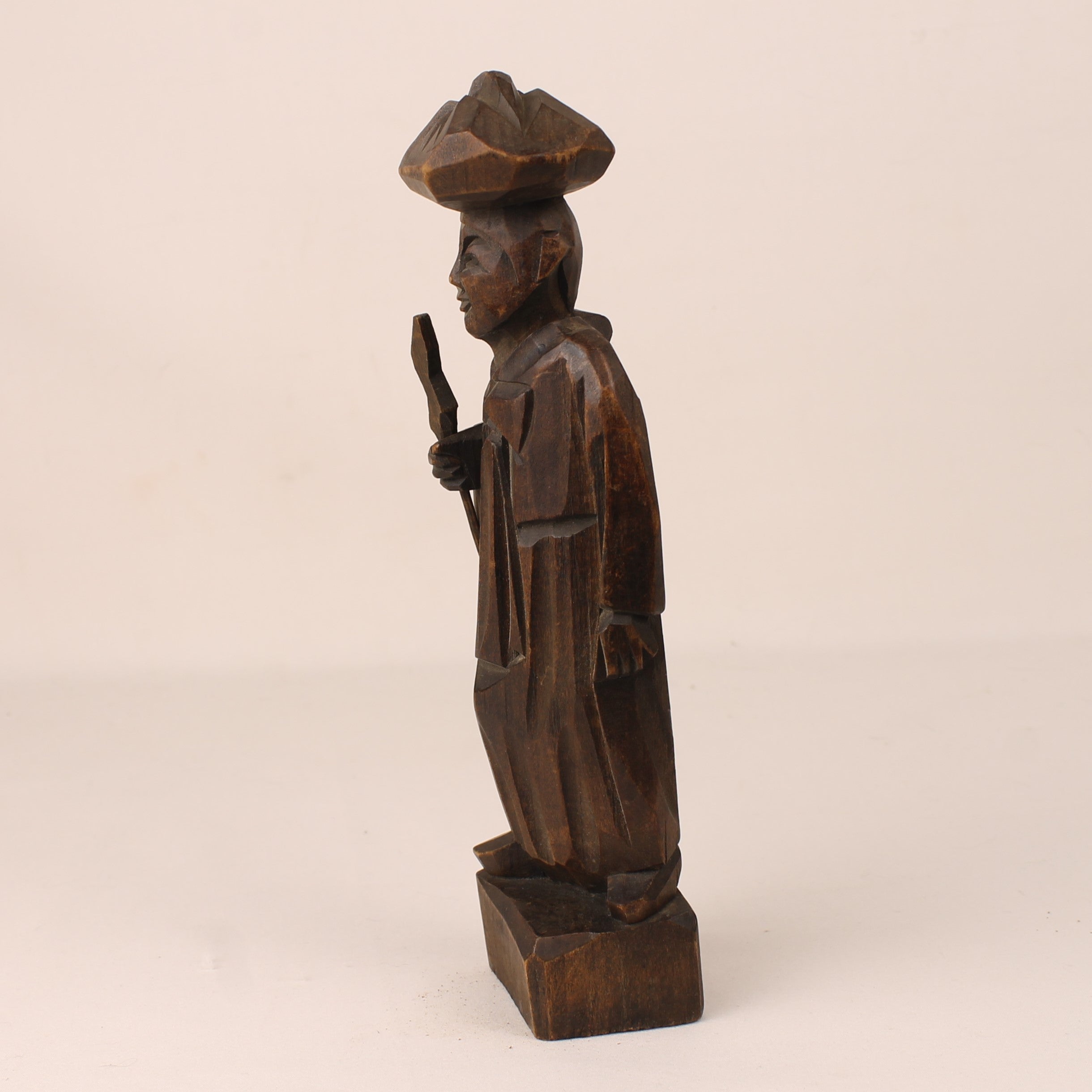 Handgesneden Houten Beeld – Chinese Wijze met Hoed en Staf