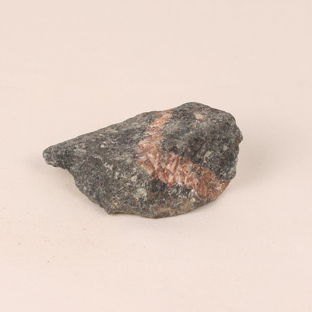 Ruwe Natuursteen met Roze Kwartsader – 7 cm