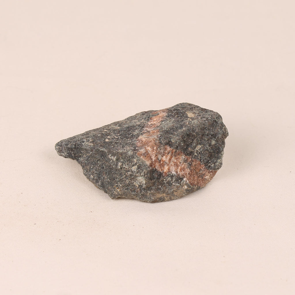 Ruwe Natuursteen met Roze Kwartsader – 7 cm