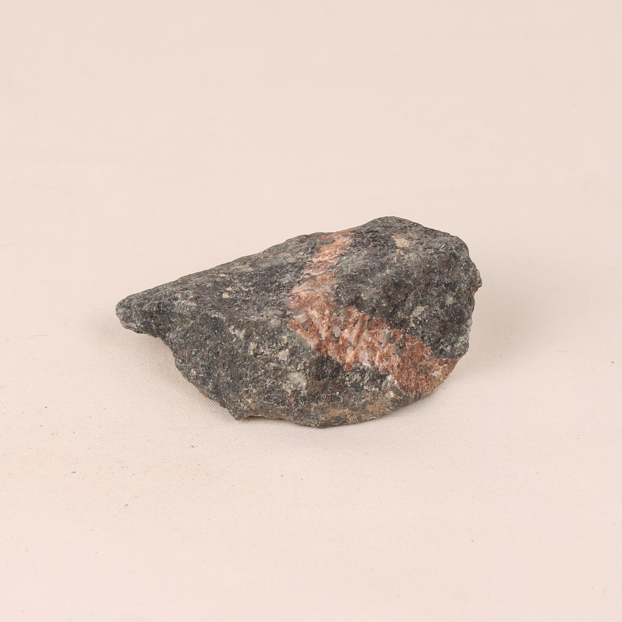 Ruwe Natuursteen met Roze Kwartsader – 7 cm