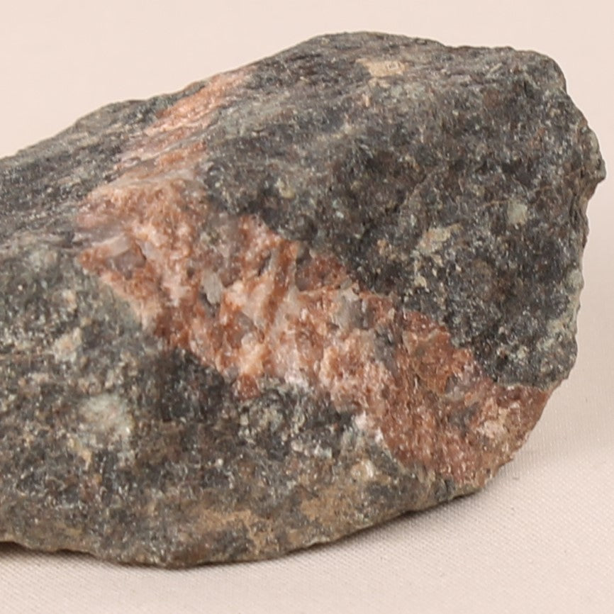 Ruwe Natuursteen met Roze Kwartsader – 7 cm