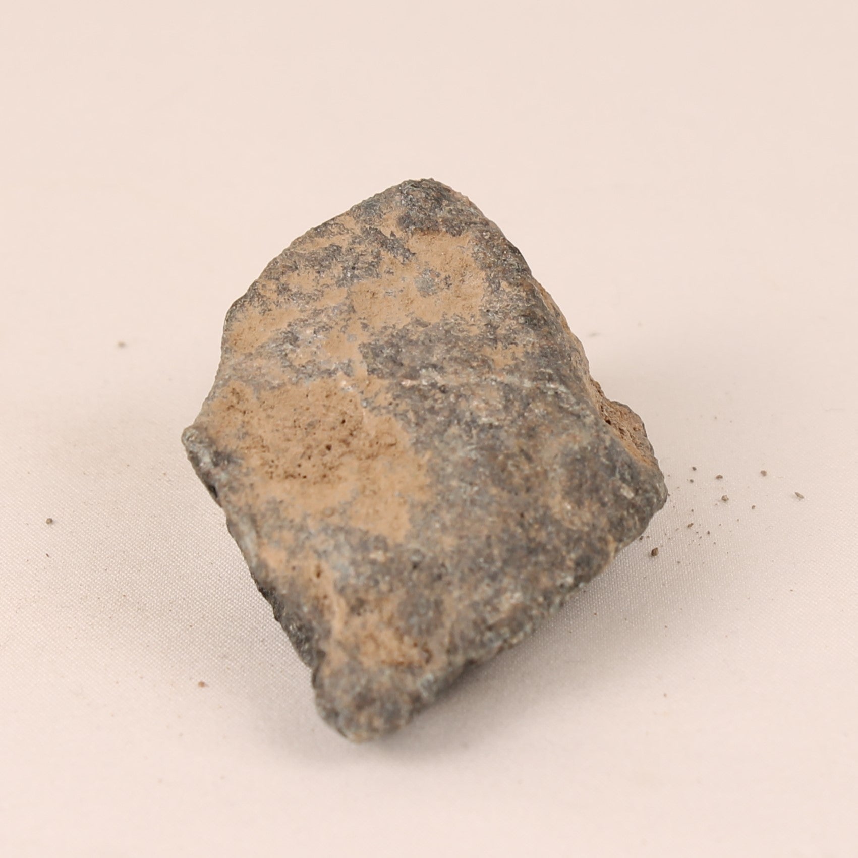 Ruwe Natuursteen met Roze Kwartsader – 7 cm