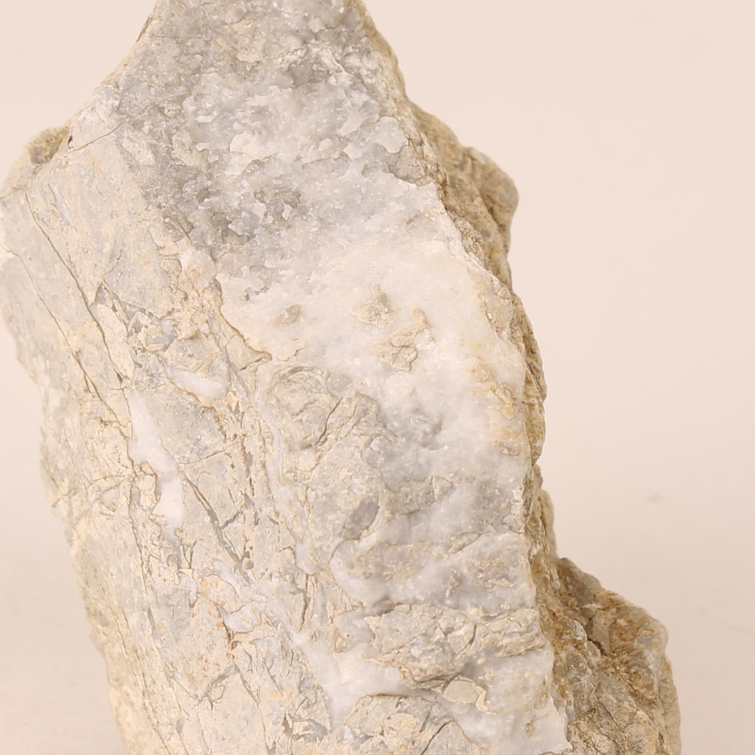 Ruwe Kwartssteen met Natuurlijke Kristalvorming – 9 cm