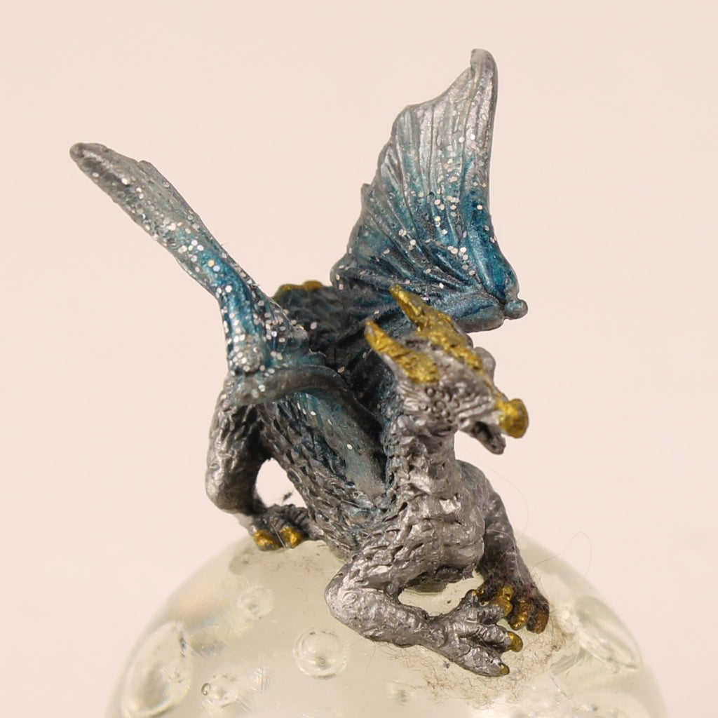 Fantasy Draak op Glazen Bol – Miniatuur Beeld 8 cm